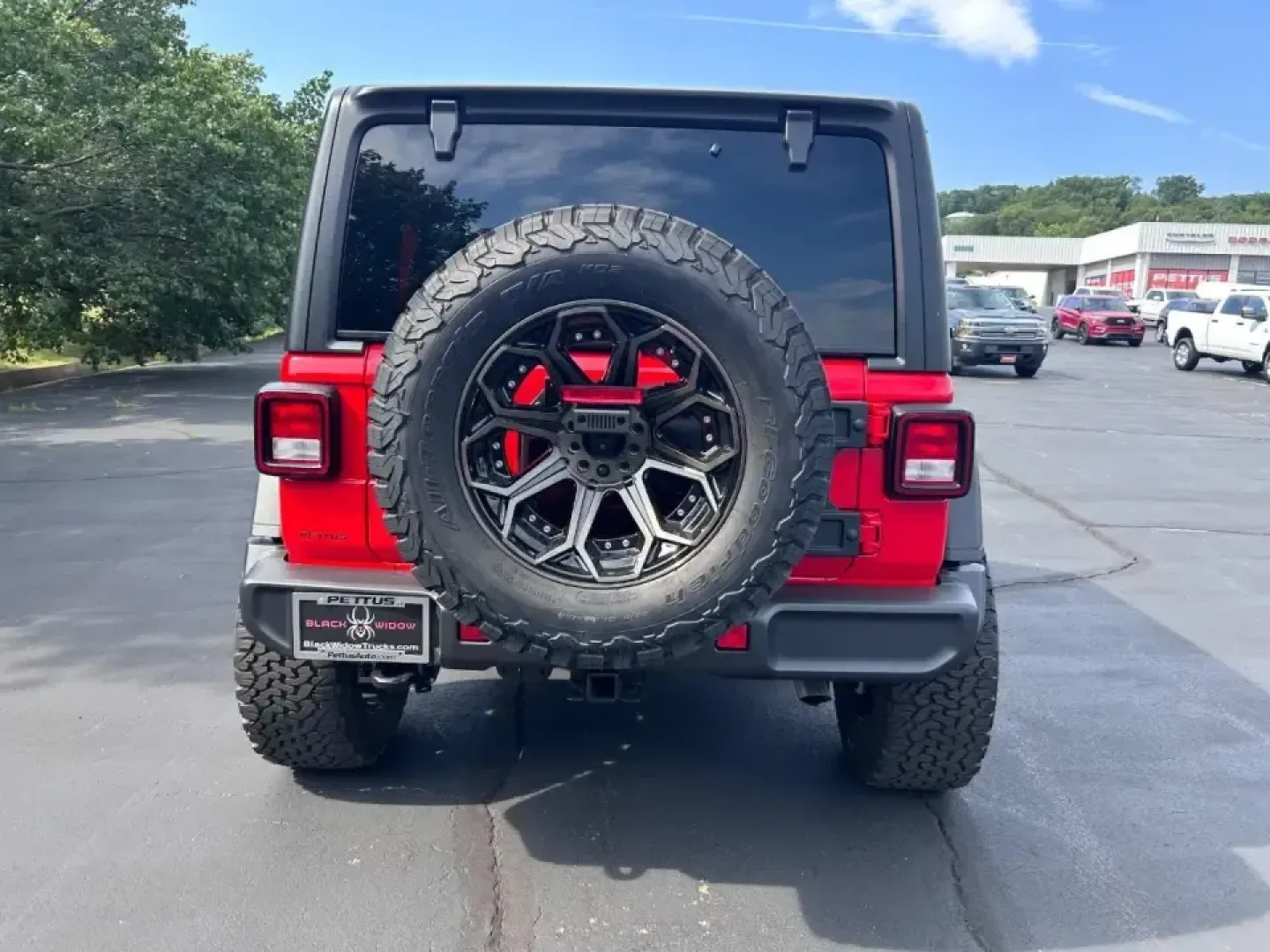 2024 /Black Leather Jeep Wrangler Willys (1C4PJXDN7RW) with an 2.0L engine, 6M transmission, located at 970 Woodlawn Dr., Farmington, MO, 63640, (573) 431-7800, 37.825642, -90.468674 - **Adventure Awaits: Experience the 2024 Jeep Wrangler Willys at Pettus CDJR Farmington!** <br /> <br /> If you're on the hunt for your next adventure vehicle that combines rugged capability with everyday comfort, look no further than the 2024 Jeep Wrangler Willys. Perfect for weekend getaways or dai - Photo#4