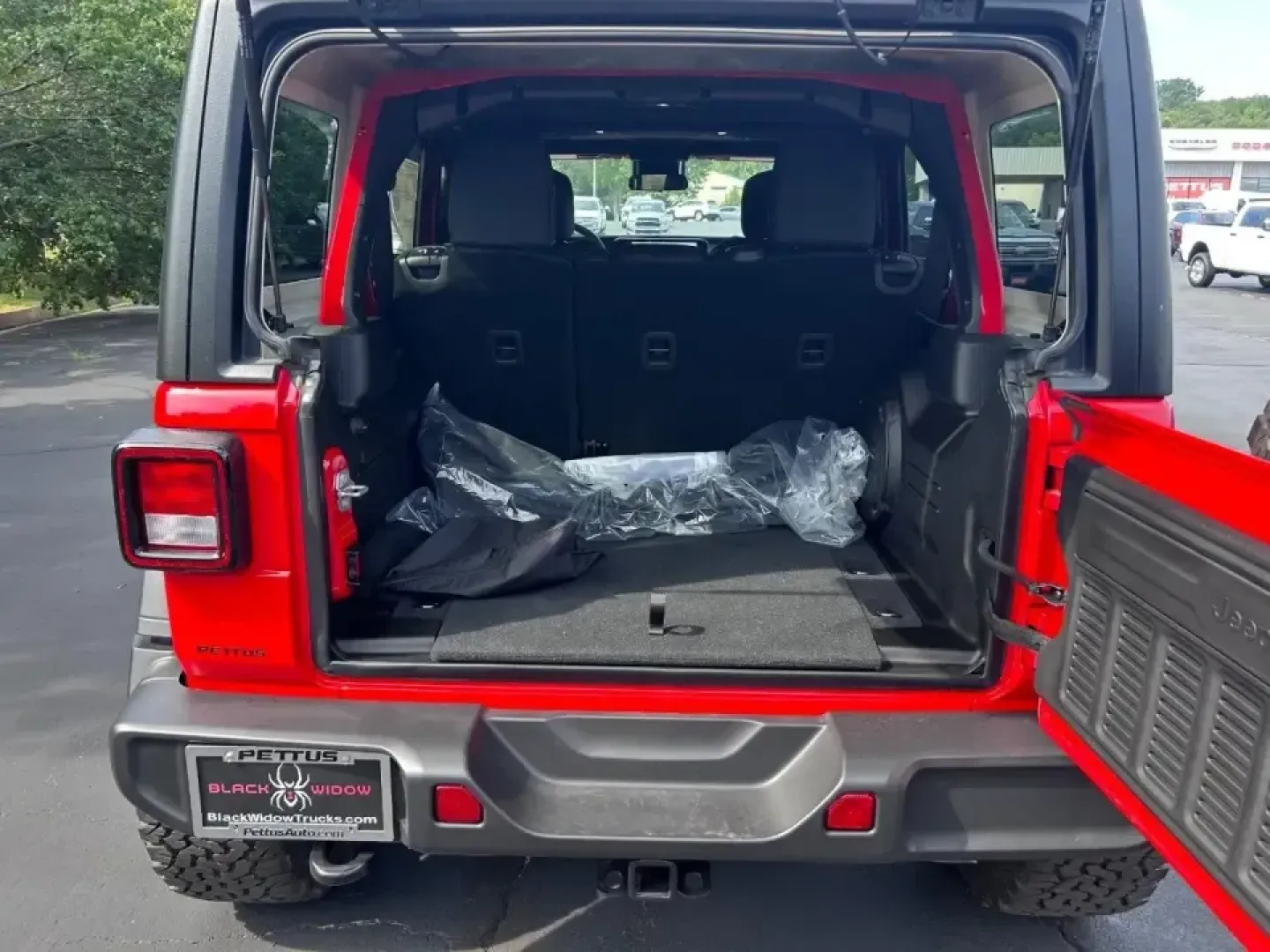 2024 /Black Leather Jeep Wrangler Willys (1C4PJXDN7RW) with an 2.0L engine, 6M transmission, located at 970 Woodlawn Dr., Farmington, MO, 63640, (573) 431-7800, 37.825642, -90.468674 - **Adventure Awaits: Experience the 2024 Jeep Wrangler Willys at Pettus CDJR Farmington!** <br /> <br /> If you're on the hunt for your next adventure vehicle that combines rugged capability with everyday comfort, look no further than the 2024 Jeep Wrangler Willys. Perfect for weekend getaways or dai - Photo#5