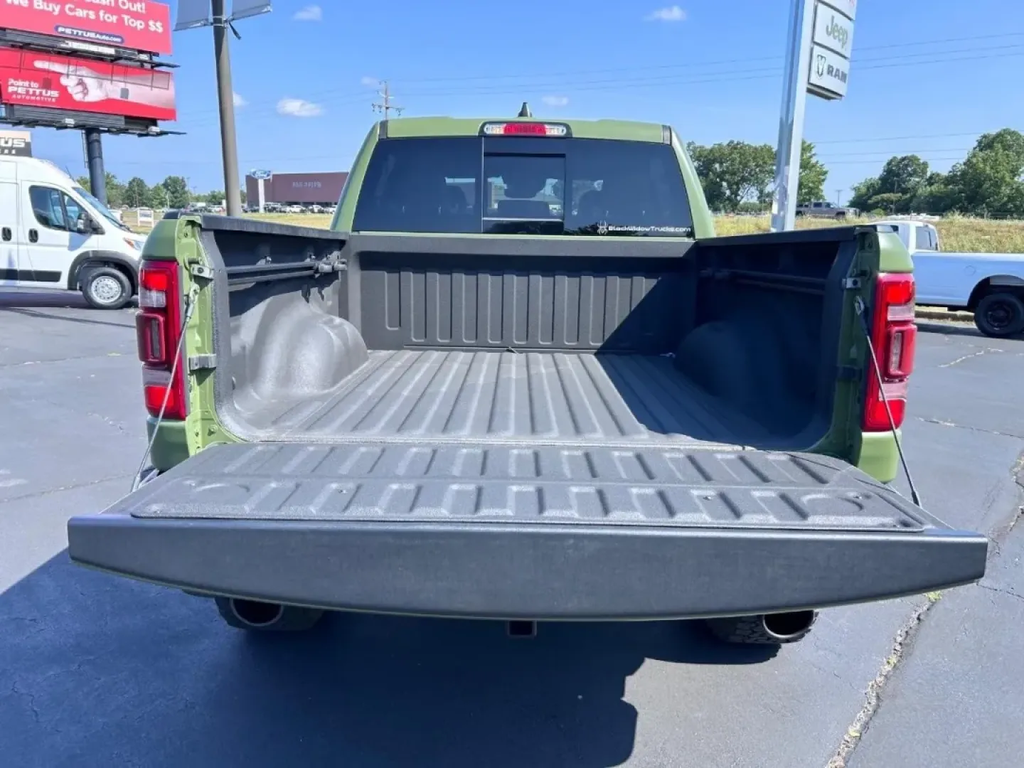 2024 /Black Cloth Ram 1500 Laramie (1C6SRFJT9RN) with an 5.7L engine, located at 970 Woodlawn Dr., Farmington, MO, 63640, (573) 431-7800, 37.825642, -90.468674 - Are you searching for the perfect truck that combines rugged capability with refined comfort? Look no further than this stunning 2024 Ram 1500 Laramie, now available at Pettus CDJR Farmington! This exceptional pickup is ideal for weekend adventures, daily commutes, or tackling any job you throw at i - Photo#4