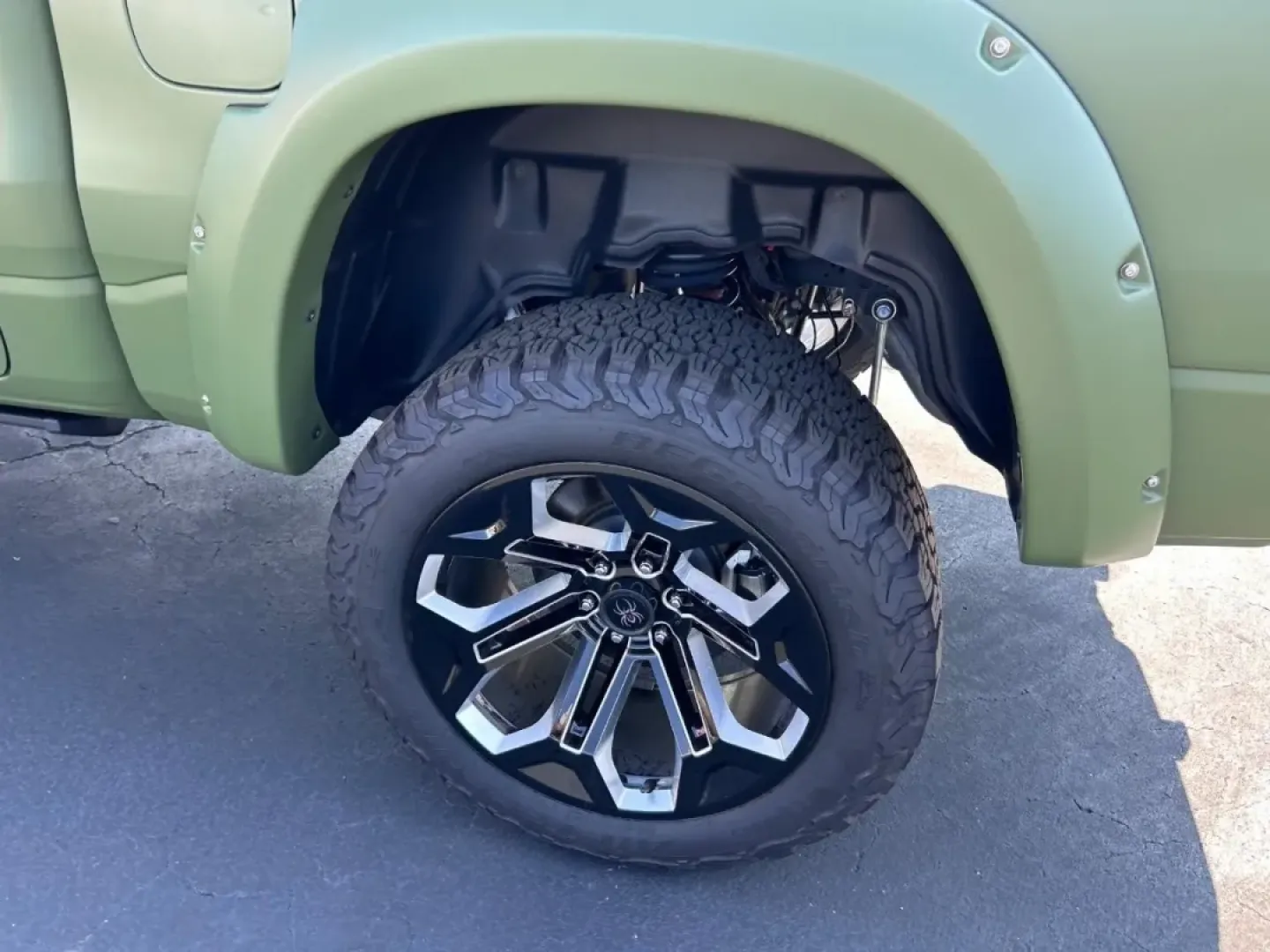 2024 /Black Cloth Ram 1500 Laramie (1C6SRFJT9RN) with an 5.7L engine, located at 970 Woodlawn Dr., Farmington, MO, 63640, (573) 431-7800, 37.825642, -90.468674 - Are you searching for the perfect truck that combines rugged capability with refined comfort? Look no further than this stunning 2024 Ram 1500 Laramie, now available at Pettus CDJR Farmington! This exceptional pickup is ideal for weekend adventures, daily commutes, or tackling any job you throw at i - Photo#5