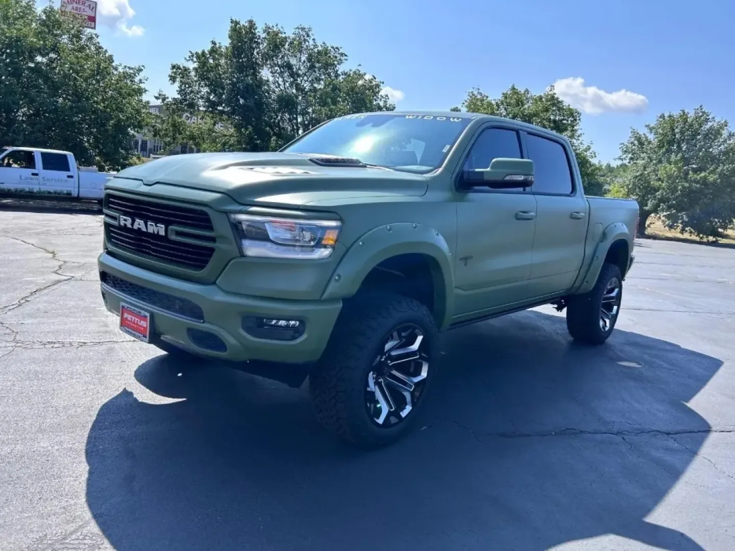 2024 /Black Cloth Ram 1500 Laramie (1C6SRFJT9RN) with an 5.7L engine, located at 970 Woodlawn Dr., Farmington, MO, 63640, (573) 431-7800, 37.825642, -90.468674 - Are you searching for the perfect truck that combines rugged capability with refined comfort? Look no further than this stunning 2024 Ram 1500 Laramie, now available at Pettus CDJR Farmington! This exceptional pickup is ideal for weekend adventures, daily commutes, or tackling any job you throw at i - Photo#6