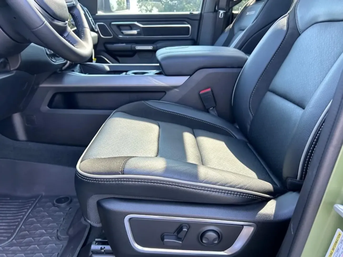 2024 /Black Cloth Ram 1500 Laramie (1C6SRFJT9RN) with an 5.7L engine, located at 970 Woodlawn Dr., Farmington, MO, 63640, (573) 431-7800, 37.825642, -90.468674 - Are you searching for the perfect truck that combines rugged capability with refined comfort? Look no further than this stunning 2024 Ram 1500 Laramie, now available at Pettus CDJR Farmington! This exceptional pickup is ideal for weekend adventures, daily commutes, or tackling any job you throw at i - Photo#21