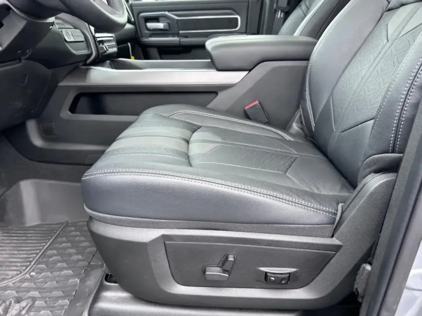 2024 /Black Leather Ram 2500 Laramie (3C6UR5FL2RG) with an Straight 6 Turbocharged Diesel engine, 6A transmission, located at 970 Woodlawn Dr., Farmington, MO, 63640, (573) 431-7800, 37.825642, -90.468674 - **Discover Your Next Adventure with the 2024 Ram 2500 Laramie at Pettus CDJR Farmington!**<br /> <br /> Are you ready to elevate your daily drives or weekend getaways? The 2024 Ram 2500 Laramie is not just a truck; it's your new partner for adventure. Whether you're tackling rugged terrains, hauling - Photo#21