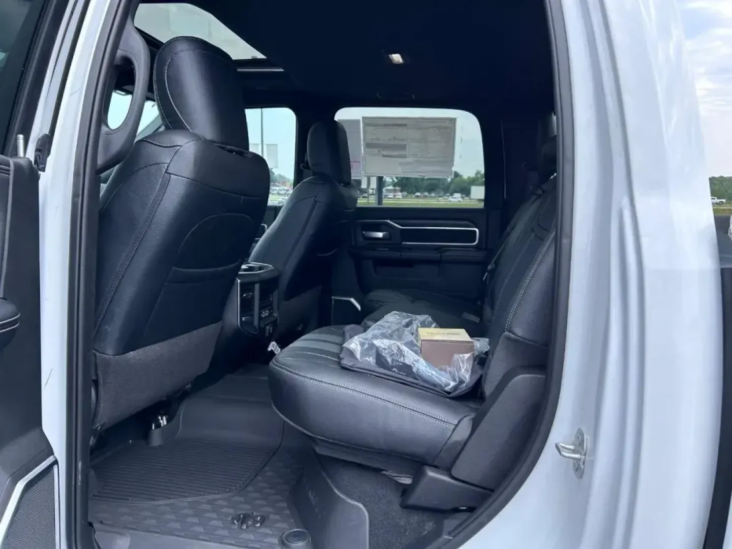 2024 /Black Leather Ram 2500 Laramie (3C6UR5FL2RG) with an Straight 6 Turbocharged Diesel engine, located at 970 Woodlawn Dr., Farmington, MO, 63640, (573) 431-7800, 37.825642, -90.468674 - **Unleash Your Adventurous Spirit with the 2024 Ram 2500 Laramie at Pettus CDJR Farmington!**<br /> <br /> Ready to take your journey to new heights? Discover the perfect blend of rugged capability and luxurious comfort with the 2024 Ram 2500 Laramie. Ideal for weekend adventures, family road trips, - Photo#8