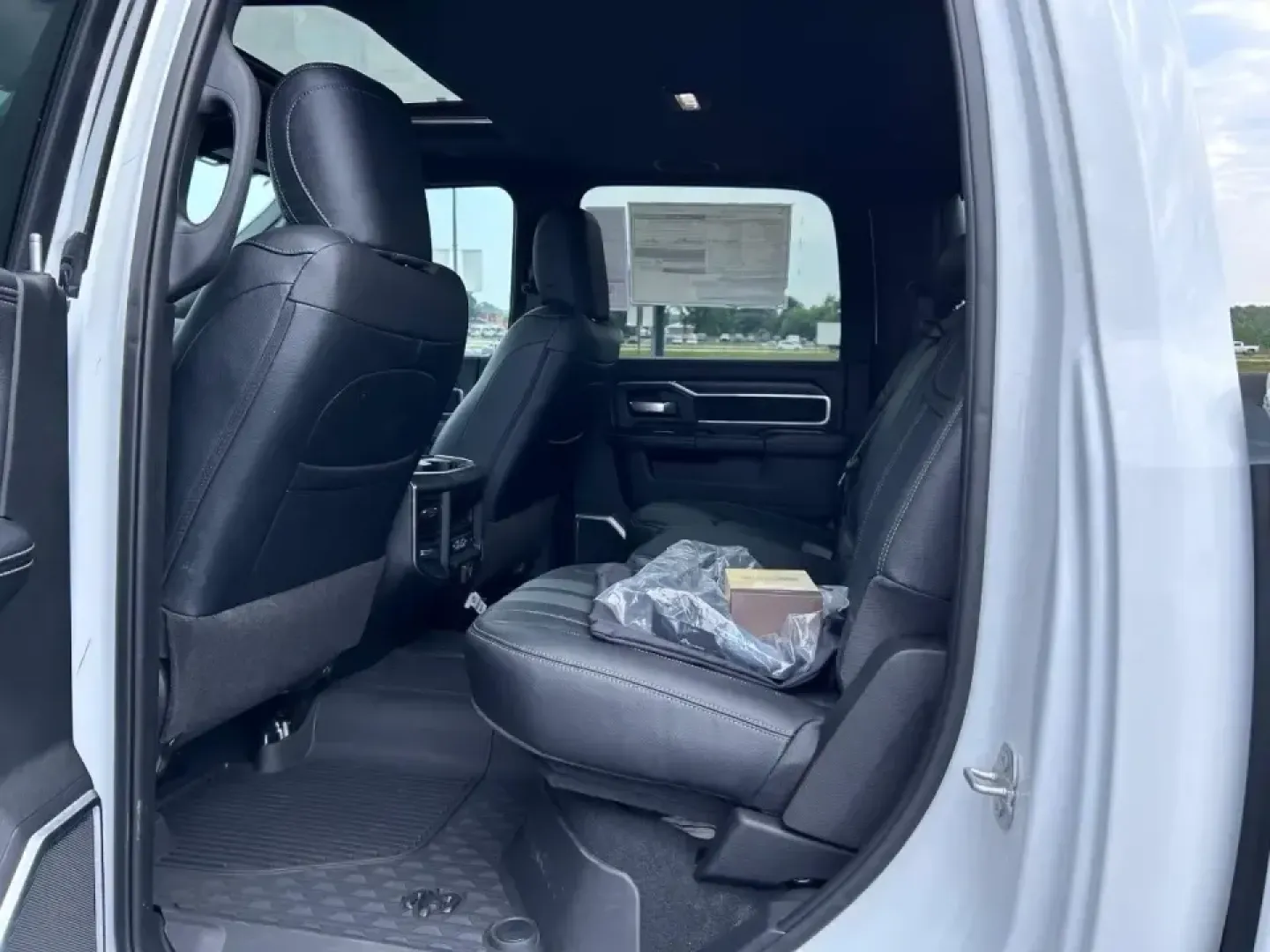 2024 /Black Leather Ram 2500 Laramie (3C6UR5FL2RG) with an Straight 6 Turbocharged Diesel engine, 6A transmission, located at 970 Woodlawn Dr., Farmington, MO, 63640, (573) 431-7800, 37.825642, -90.468674 - **Unleash Your Adventurous Spirit with the 2024 Ram 2500 Laramie at Pettus CDJR Farmington!**<br /> <br /> Ready to take your journey to new heights? Discover the perfect blend of rugged capability and luxurious comfort with the 2024 Ram 2500 Laramie. Ideal for weekend adventures, family road trips, - Photo#8