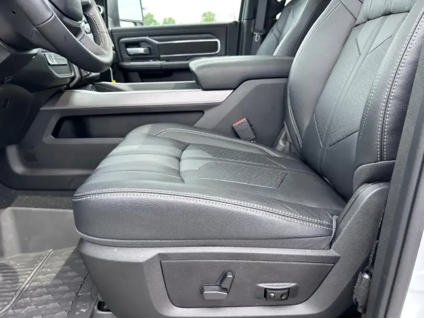 2024 /Black Leather Ram 2500 Laramie (3C6UR5FL2RG) with an Straight 6 Turbocharged Diesel engine, 6A transmission, located at 970 Woodlawn Dr., Farmington, MO, 63640, (573) 431-7800, 37.825642, -90.468674 - **Unleash Your Adventurous Spirit with the 2024 Ram 2500 Laramie at Pettus CDJR Farmington!**<br /> <br /> Ready to take your journey to new heights? Discover the perfect blend of rugged capability and luxurious comfort with the 2024 Ram 2500 Laramie. Ideal for weekend adventures, family road trips, - Photo#21