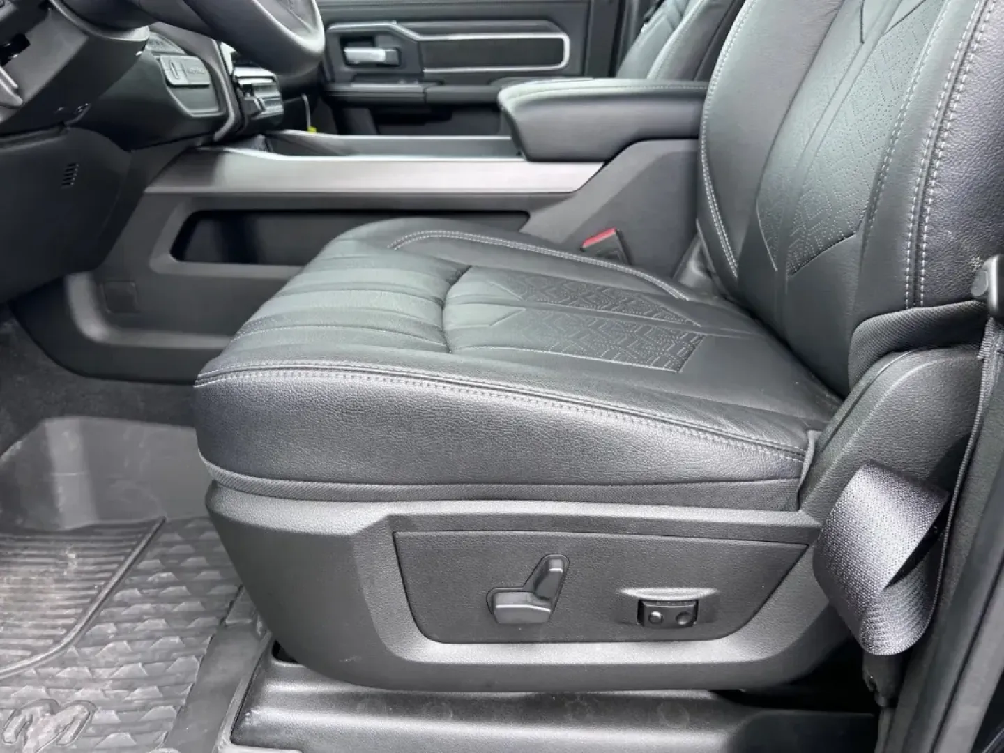 2024 /Black Leather Ram 2500 Laramie (3C6UR5FL3RG) with an Straight 6 Turbocharged Diesel engine, located at 970 Woodlawn Dr., Farmington, MO, 63640, (573) 431-7800, 37.825642, -90.468674 - **Elevate Your Adventures in the 2024 Ram 2500 Laramie - Perfect for Work and Play!**<br /> <br /> Are you in search of a dependable truck that can effortlessly handle both work duties and weekend escapades? Look no further than the stunning 2024 Ram 2500 Laramie, available now at Pettus CDJR Farmin - Photo#25