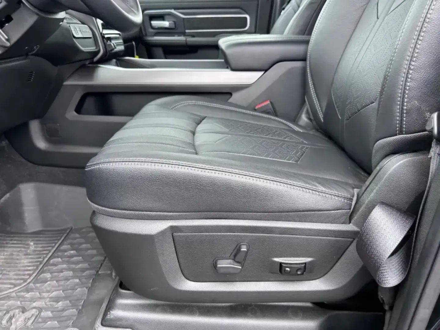 2024 /Black Leather Ram 2500 Laramie (3C6UR5FL3RG) with an Straight 6 Turbocharged Diesel engine, 6A transmission, located at 970 Woodlawn Dr., Farmington, MO, 63640, (573) 431-7800, 37.825642, -90.468674 - **Elevate Your Adventures in the 2024 Ram 2500 Laramie - Perfect for Work and Play!**<br /> <br /> Are you in search of a dependable truck that can effortlessly handle both work duties and weekend escapades? Look no further than the stunning 2024 Ram 2500 Laramie, available now at Pettus CDJR Farmin - Photo#25