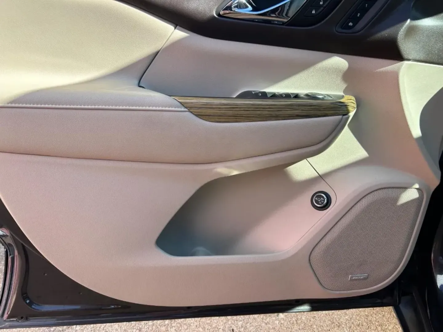 2017 /Cocoa/ Shale Leather GMC Acadia Denali (1GKKNPLS6HZ) with an 3.6L V6 / SIDI / DOHC engine, Automatic transmission, located at 970 Woodlawn Dr., Farmington, MO, 63640, (573) 431-7800, 37.825642, -90.468674 - Elevate your family adventures and enhance your daily commuting with this stunning 2017 GMC Acadia Denali, available now at Pettus CDJR Farmington. Located conveniently at 970 Woodlawn Drive, Farmington, MO 63640, our OEM dealership specializes in quality used vehicles, including this exceptional SU - Photo#11