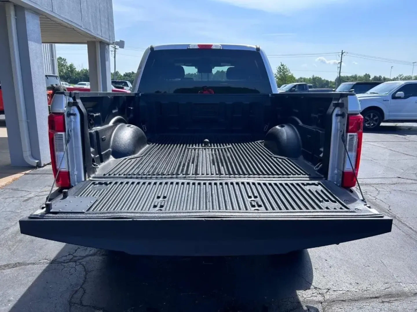 2019 /Medium Earth Gray Cloth Ford F-250SD XLT (1FT7W2B64KE) with an 6.2L 2-Valve SOHC EFI NA V8 Flex-Fuel engine, located at 141 Commercial Dr, Fredericktown, MO, 63645, (573) 783-6432, 37.570087, -90.320648 - **Explore Adventure with the 2019 Ford F-250SD XLT at Pettus Ford Fredericktown!**<br /> <br /> Are you ready to elevate your adventures and tackle any challenge life throws your way? Whether you're a weekend warrior, an outdoor enthusiast, or a busy professional, the 2019 Ford F-250SD XLT is design - Photo#4