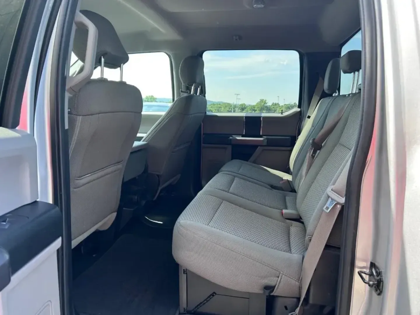 2019 /Medium Earth Gray Cloth Ford F-250SD XLT (1FT7W2B64KE) with an 6.2L 2-Valve SOHC EFI NA V8 Flex-Fuel engine, located at 141 Commercial Dr, Fredericktown, MO, 63645, (573) 783-6432, 37.570087, -90.320648 - **Explore Adventure with the 2019 Ford F-250SD XLT at Pettus Ford Fredericktown!**<br /> <br /> Are you ready to elevate your adventures and tackle any challenge life throws your way? Whether you're a weekend warrior, an outdoor enthusiast, or a busy professional, the 2019 Ford F-250SD XLT is design - Photo#8