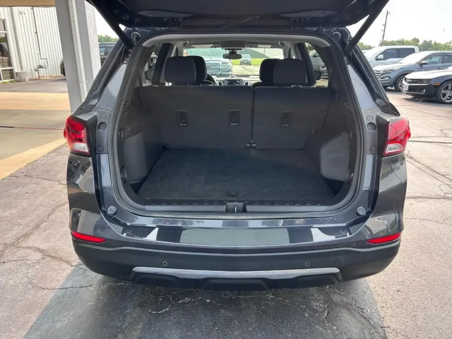 2022 /Jet Black Cloth Chevrolet Equinox LT (3GNAXKEVXNS) with an 1.5L Turbo DOHC 4-cylinder / SIDI / VVT engine, Automatic transmission, located at 141 Commercial Dr, Fredericktown, MO, 63645, (573) 783-6432, 37.570087, -90.320648 - **Discover Your Next Adventure with the 2022 Chevrolet Equinox at Pettus Ford Fredericktown!**<br /> <br /> If you're in the market for a versatile SUV that perfectly balances style, comfort, and practicality, look no further than the 2022 Chevrolet Equinox LT. Ideal for growing families, commuters, - Photo#4