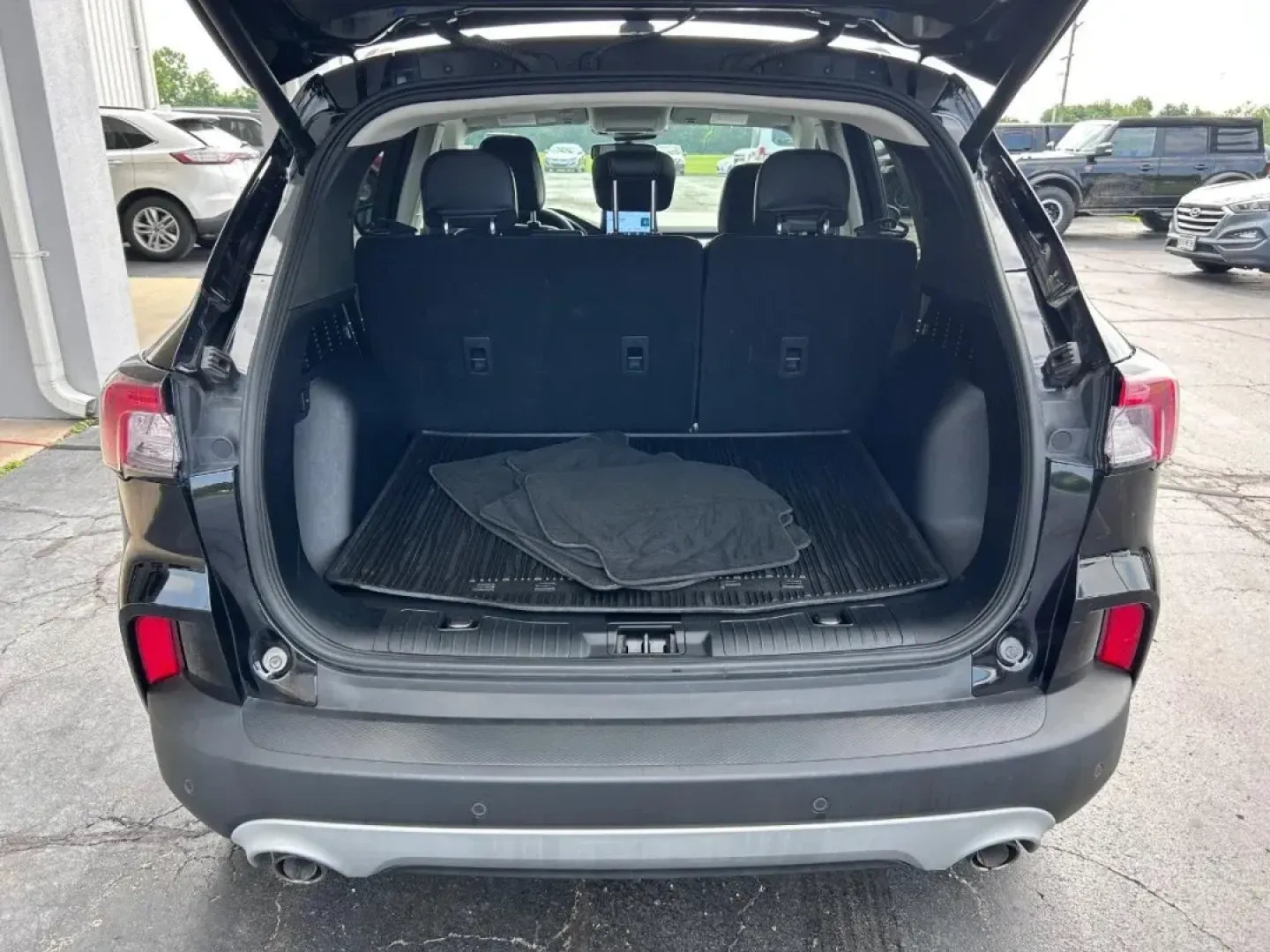 2022 /Ebony Leather Ford Escape Hybrid Titanium (1FMCU9DZ5NU) with an 2.5L iVCT Atkinson Cycle I-4 Hybrid engine, Automatic transmission, located at 141 Commercial Dr, Fredericktown, MO, 63645, (573) 783-6432, 37.570087, -90.320648 - USED 2022 Ford Escape Hybrid Titanium from Pettus Ford Fredericktown, Fredericktown MO. - Photo#4