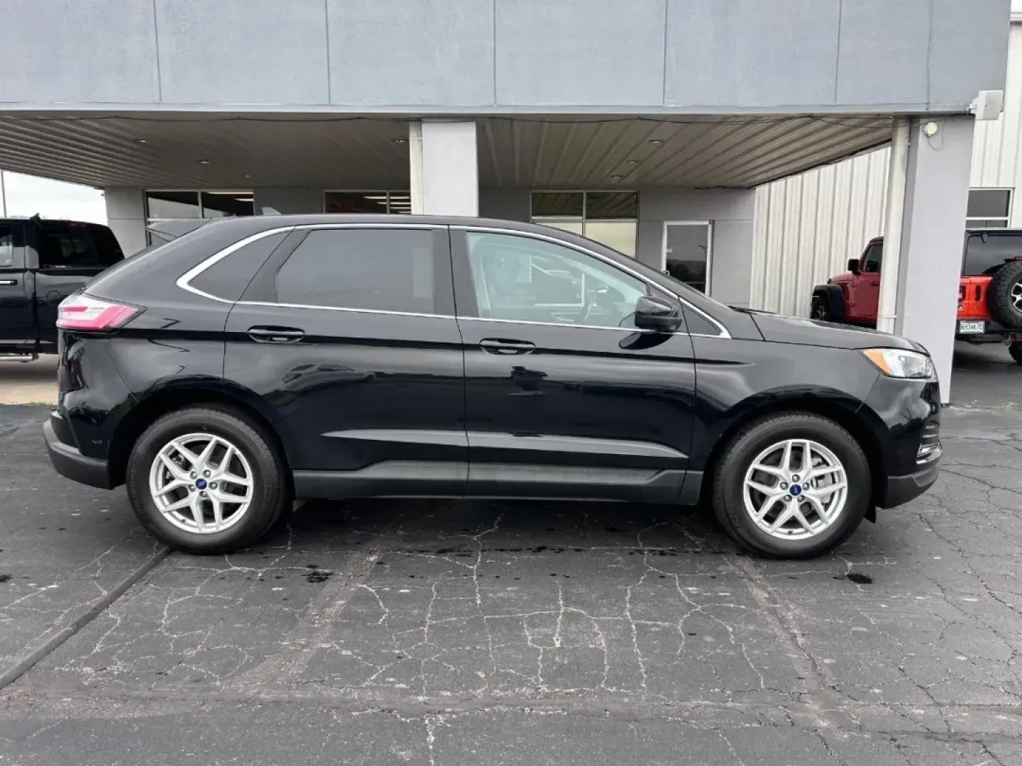 2022 /Ebony Leather Ford Edge SEL (2FMPK4J90NB) with an Twin-Scroll 2.0L EcoBoost engine, Automatic transmission, located at 141 Commercial Dr, Fredericktown, MO, 63645, (573) 783-6432, 37.570087, -90.320648 - Are you ready to elevate your driving experience? Imagine cruising through the scenic landscapes of Fredericktown, MO, in a stylish and efficient SUV that meets all your lifestyle needs. Introducing the 2022 Ford Edge SEL, available now at Pettus Ford Fredericktown. This versatile vehicle perfectly - Photo#1