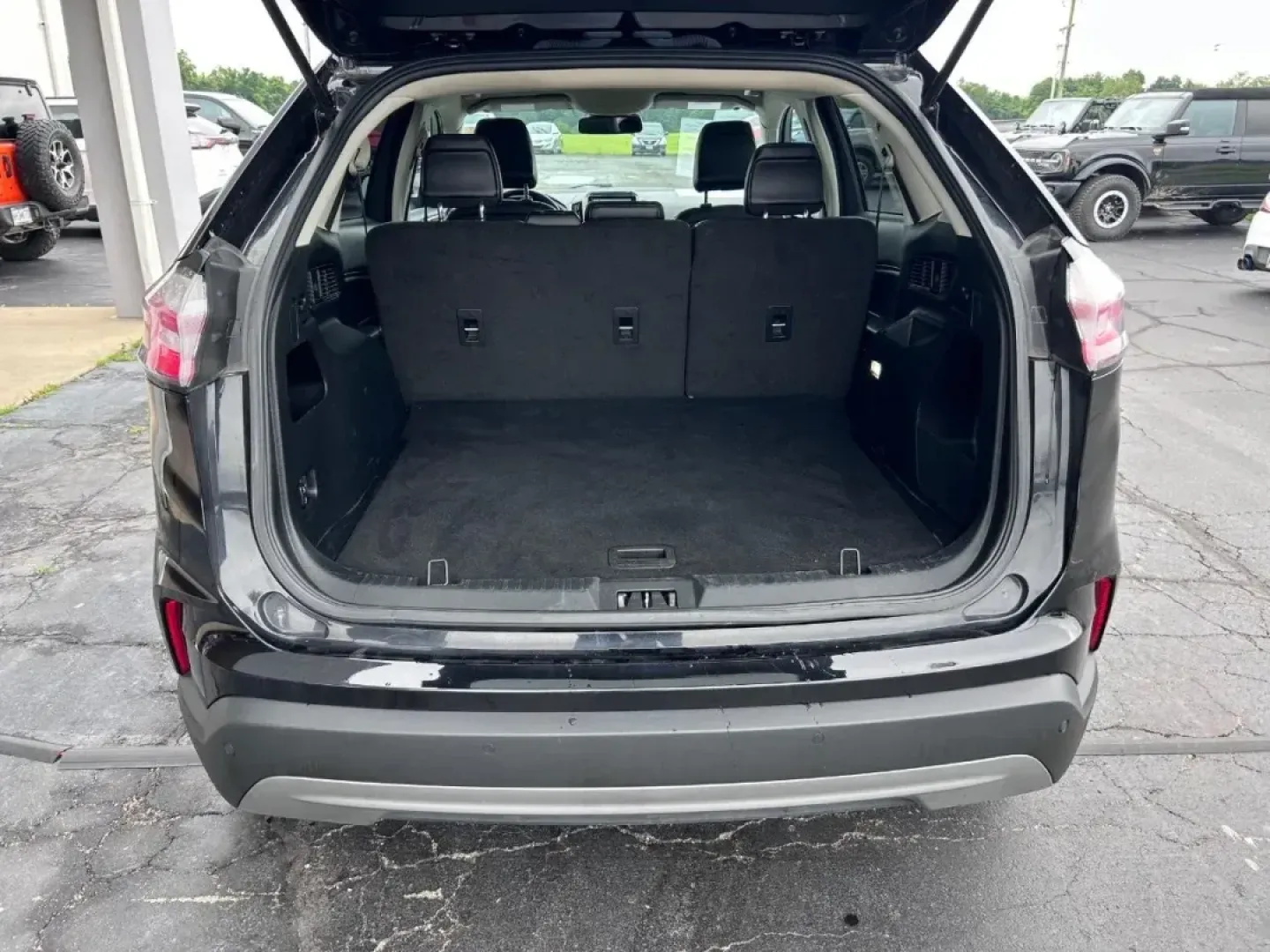 2022 /Ebony Leather Ford Edge SEL (2FMPK4J90NB) with an Twin-Scroll 2.0L EcoBoost engine, Automatic transmission, located at 141 Commercial Dr, Fredericktown, MO, 63645, (573) 783-6432, 37.570087, -90.320648 - Are you ready to elevate your driving experience? Imagine cruising through the scenic landscapes of Fredericktown, MO, in a stylish and efficient SUV that meets all your lifestyle needs. Introducing the 2022 Ford Edge SEL, available now at Pettus Ford Fredericktown. This versatile vehicle perfectly - Photo#4