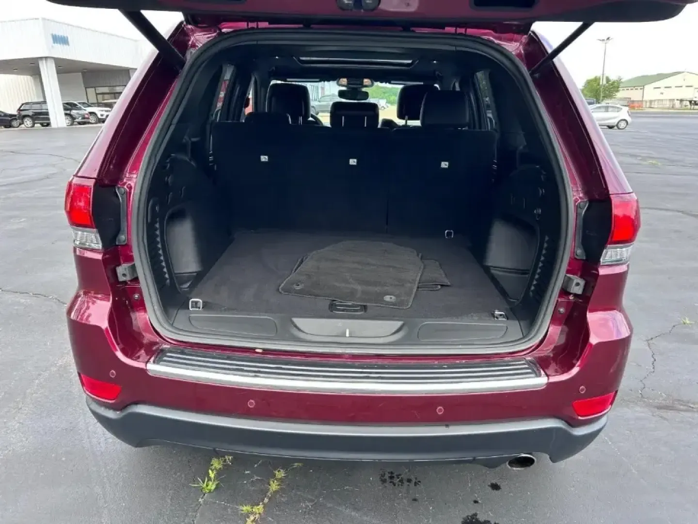 2022 /Black Leather Jeep Grand Cherokee Limited (1C4RJFBG4NC) with an 3.6L V6 24V VVT UPG I engine, 8A transmission, located at 970 Woodlawn Dr., Farmington, MO, 63640, (573) 431-7800, 37.825642, -90.468674 - Discover the adventure-ready, family-friendly 2022 Jeep Grand Cherokee WK Limited, a versatile SUV designed to elevate your lifestyle in Farmington, MO. This stunning vehicle, finished in a captivating Velvet Red Pearlcoat with a luxurious black leather interior, is perfect for everything from weeke - Photo#5