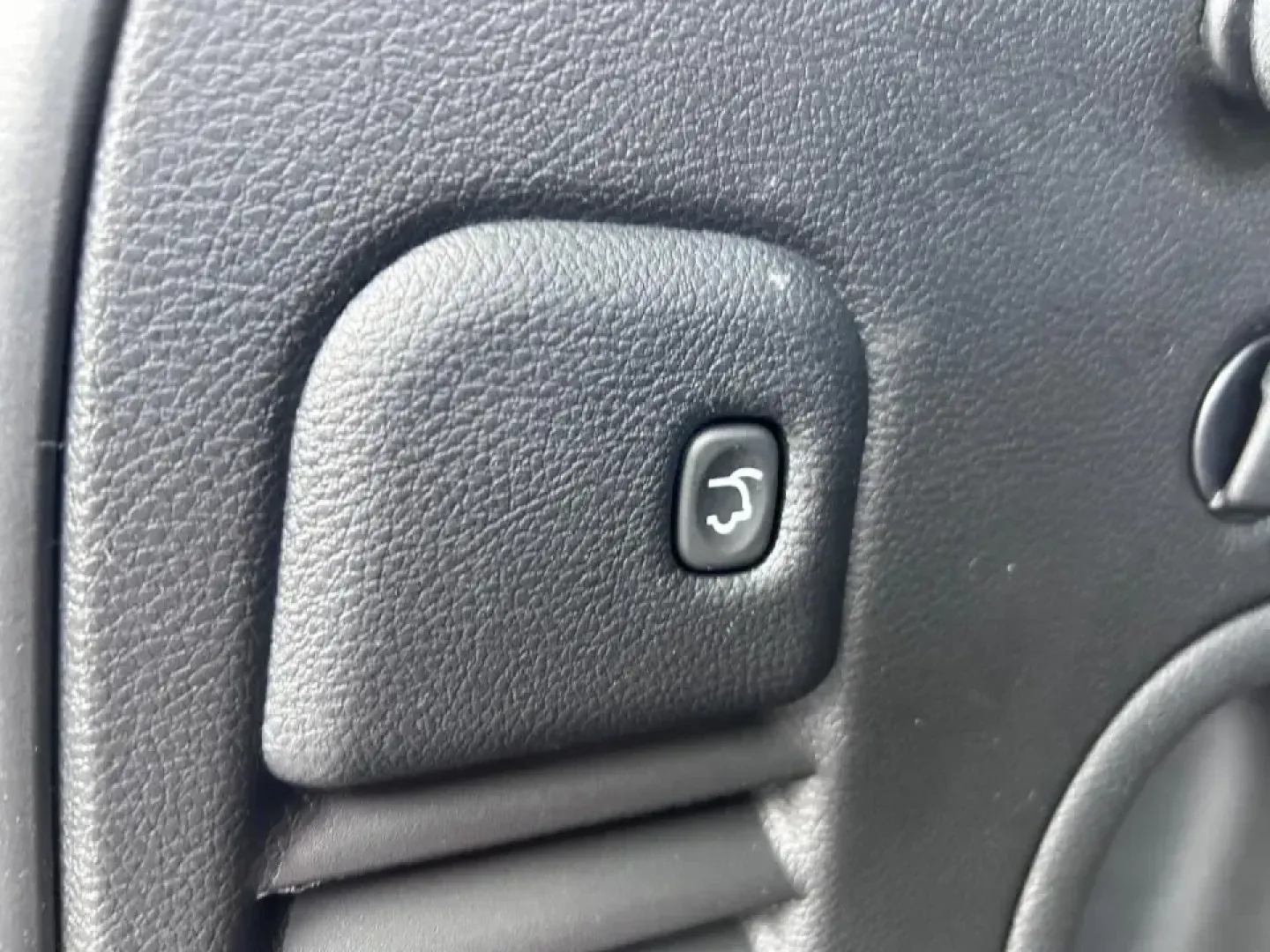 2022 /Black Leather Jeep Grand Cherokee Limited (1C4RJFBG4NC) with an 3.6L V6 24V VVT UPG I engine, 8A transmission, located at 970 Woodlawn Dr., Farmington, MO, 63640, (573) 431-7800, 37.825642, -90.468674 - Discover the adventure-ready, family-friendly 2022 Jeep Grand Cherokee WK Limited, a versatile SUV designed to elevate your lifestyle in Farmington, MO. This stunning vehicle, finished in a captivating Velvet Red Pearlcoat with a luxurious black leather interior, is perfect for everything from weeke - Photo#6
