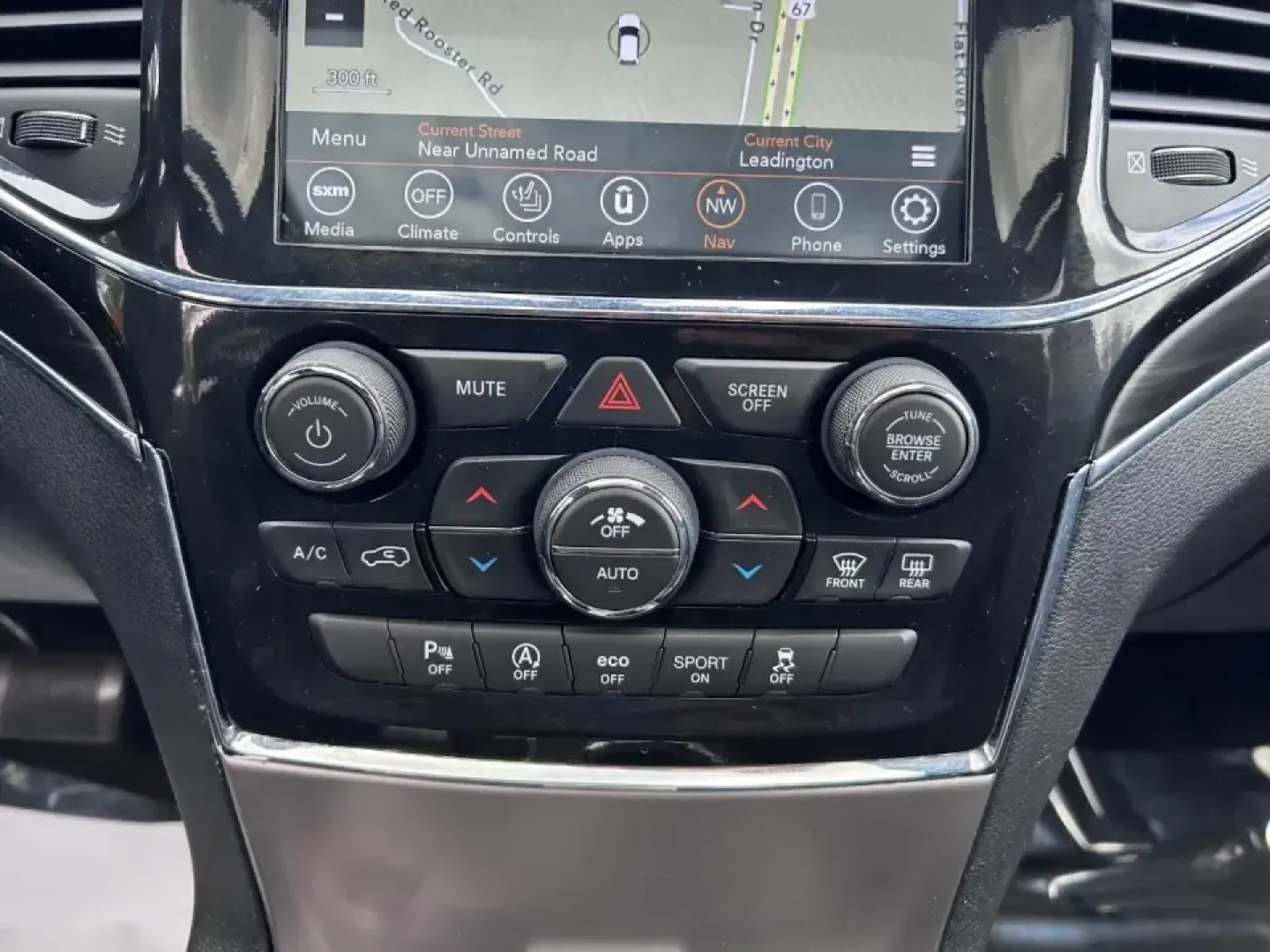 2022 /Black Leather Jeep Grand Cherokee Limited (1C4RJFBG4NC) with an 3.6L V6 24V VVT UPG I engine, 8A transmission, located at 970 Woodlawn Dr., Farmington, MO, 63640, (573) 431-7800, 37.825642, -90.468674 - Discover the adventure-ready, family-friendly 2022 Jeep Grand Cherokee WK Limited, a versatile SUV designed to elevate your lifestyle in Farmington, MO. This stunning vehicle, finished in a captivating Velvet Red Pearlcoat with a luxurious black leather interior, is perfect for everything from weeke - Photo#17