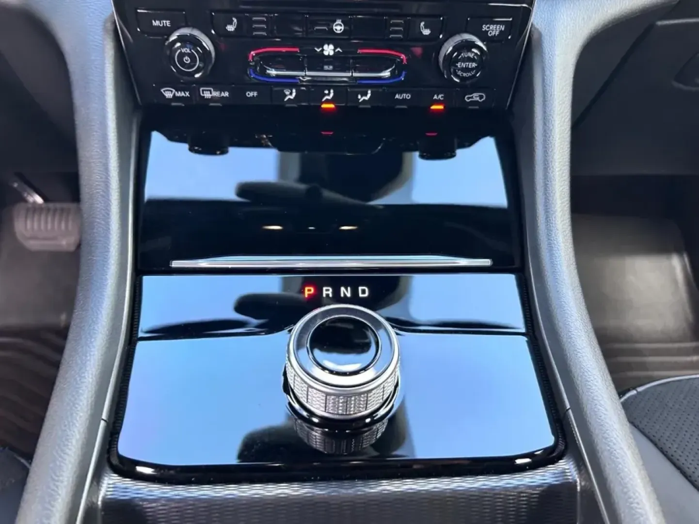 2024 /Global Black Leather Trimmed Jeep Grand Cherokee Altitude (1C4RJHAG8RC) with an 3.6L V6 24V VVT UPG I engine, located at 970 Woodlawn Dr., Farmington, MO, 63640, (573) 431-7800, 37.825642, -90.468674 - USED 2024 Jeep Grand Cherokee Altitude from Pettus CDJR Farmington, Farmington MO. - Photo#16