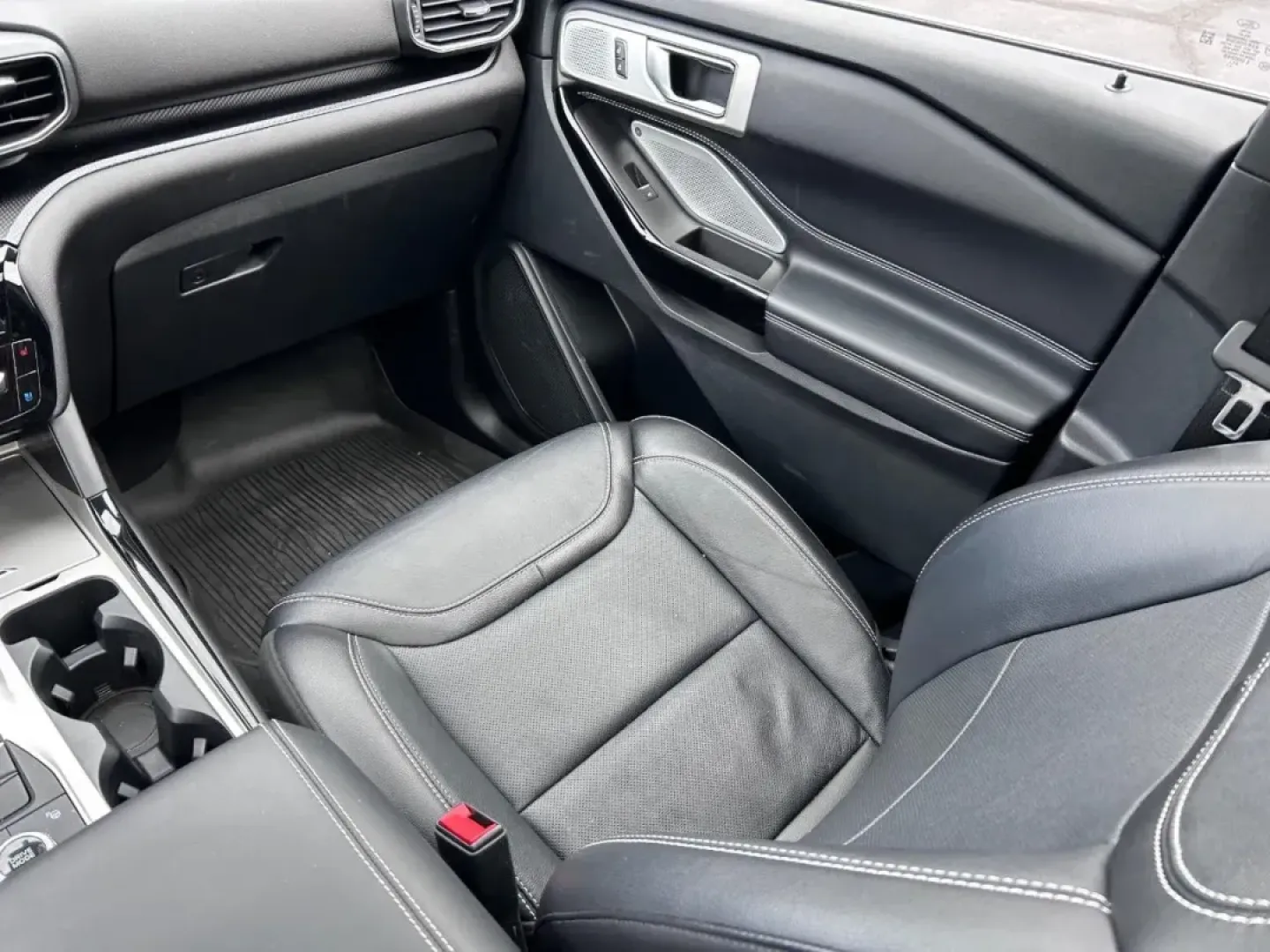 2022 /Ebony Leather Ford Explorer ST (1FM5K8GC1NG) with an 3.0L EcoBoost V6 engine, Automatic transmission, located at 970 Woodlawn Dr., Farmington, MO, 63640, (573) 431-7800, 37.825642, -90.468674 - **Explore Your Next Adventure with the 2022 Ford Explorer ST Ready for Family Fun and Weekend Getaways!**<br /> <br /> If you're on the hunt for an SUV that perfectly blends family functionality with sporty performance, look no further than this stunning **2022 Ford Explorer ST** available at **Pet - Photo#19