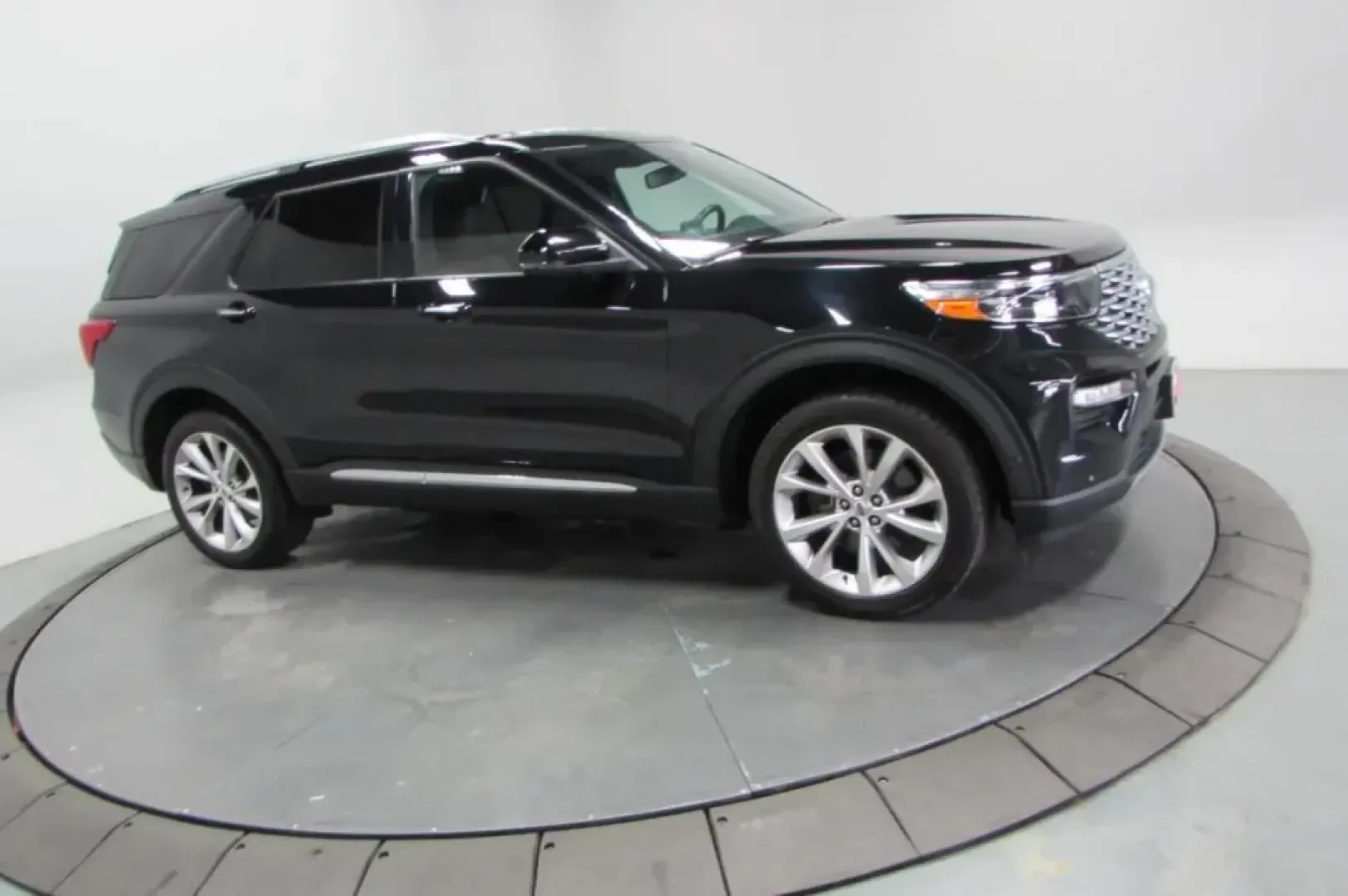 2022 Ford Explorer Platinum (1FM5K8HW5NN) with an Other engine, located at 12836 Highway 21, De Soto, MO, 63020, (636) 337-7777, 38.151867, -90.575615 - **Get Ready for Adventure: 2022 Ford Explorer Platinum at Pettus Ford De Soto**<br /> <br /> Are you ready to elevate your family road trips or weekend adventures? The 2022 Ford Explorer Platinum is the perfect SUV for those who crave space, comfort, and cutting-edge technology. This versatile vehic - Photo#3