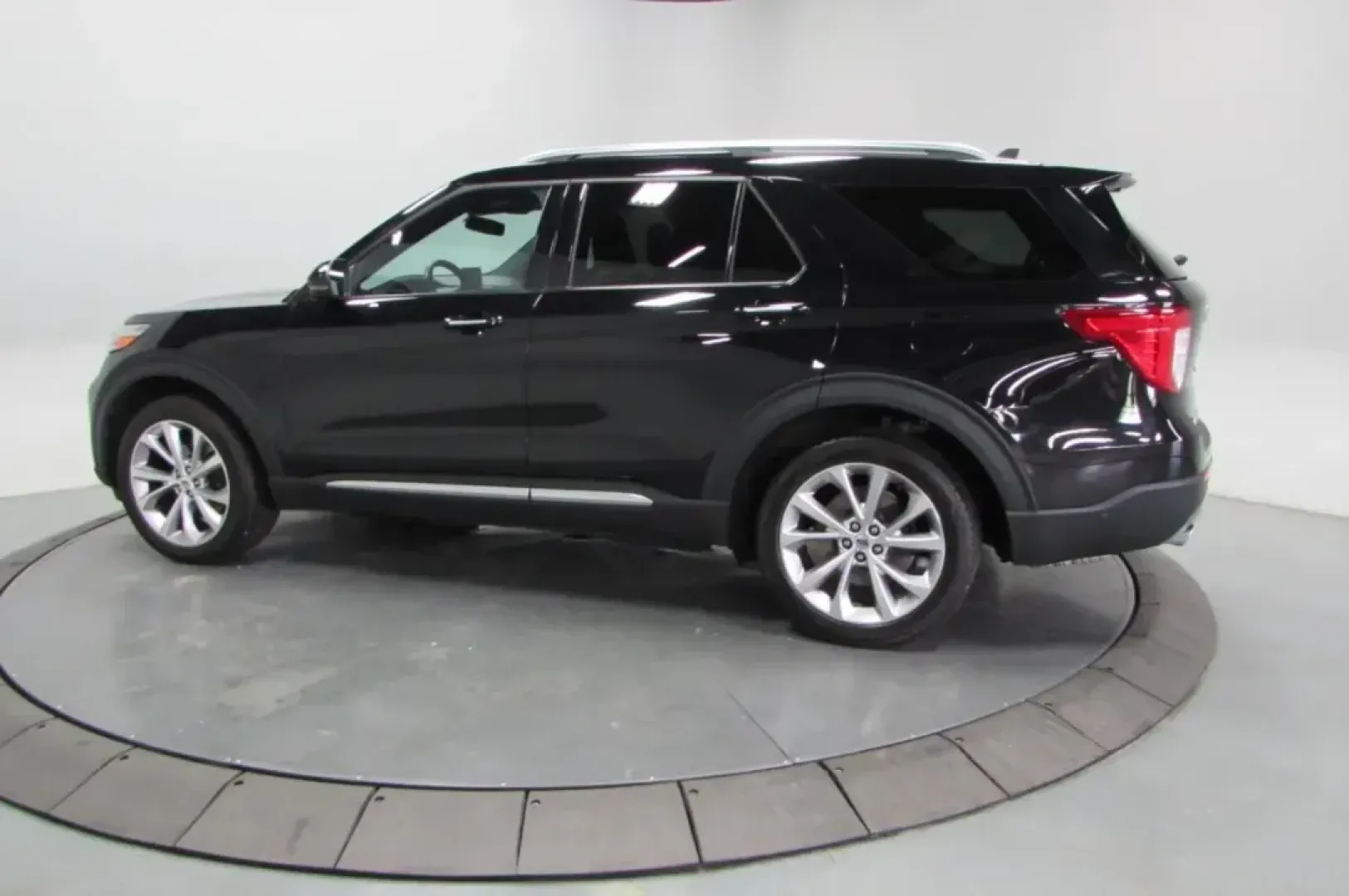 2022 Ford Explorer Platinum (1FM5K8HW5NN) with an Other engine, located at 12836 Highway 21, De Soto, MO, 63020, (636) 337-7777, 38.151867, -90.575615 - **Get Ready for Adventure: 2022 Ford Explorer Platinum at Pettus Ford De Soto**<br /> <br /> Are you ready to elevate your family road trips or weekend adventures? The 2022 Ford Explorer Platinum is the perfect SUV for those who crave space, comfort, and cutting-edge technology. This versatile vehic - Photo#4