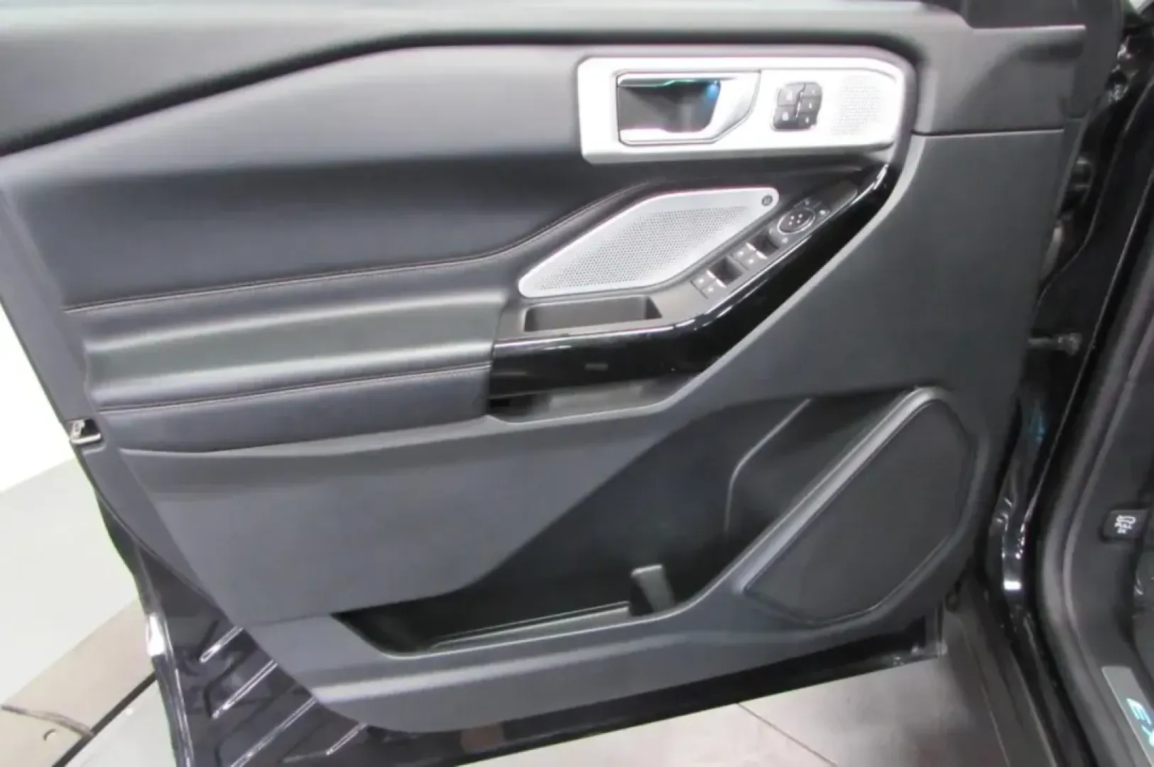 2022 Ford Explorer Platinum (1FM5K8HW5NN) with an Other engine, located at 12836 Highway 21, De Soto, MO, 63020, (636) 337-7777, 38.151867, -90.575615 - **Get Ready for Adventure: 2022 Ford Explorer Platinum at Pettus Ford De Soto**<br /> <br /> Are you ready to elevate your family road trips or weekend adventures? The 2022 Ford Explorer Platinum is the perfect SUV for those who crave space, comfort, and cutting-edge technology. This versatile vehic - Photo#12