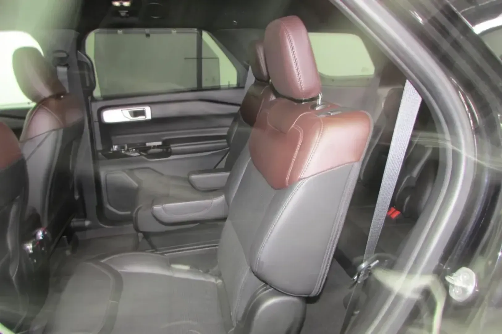 2022 Ford Explorer Platinum (1FM5K8HW5NN) with an Other engine, located at 12836 Highway 21, De Soto, MO, 63020, (636) 337-7777, 38.151867, -90.575615 - **Get Ready for Adventure: 2022 Ford Explorer Platinum at Pettus Ford De Soto**<br /> <br /> Are you ready to elevate your family road trips or weekend adventures? The 2022 Ford Explorer Platinum is the perfect SUV for those who crave space, comfort, and cutting-edge technology. This versatile vehic - Photo#25