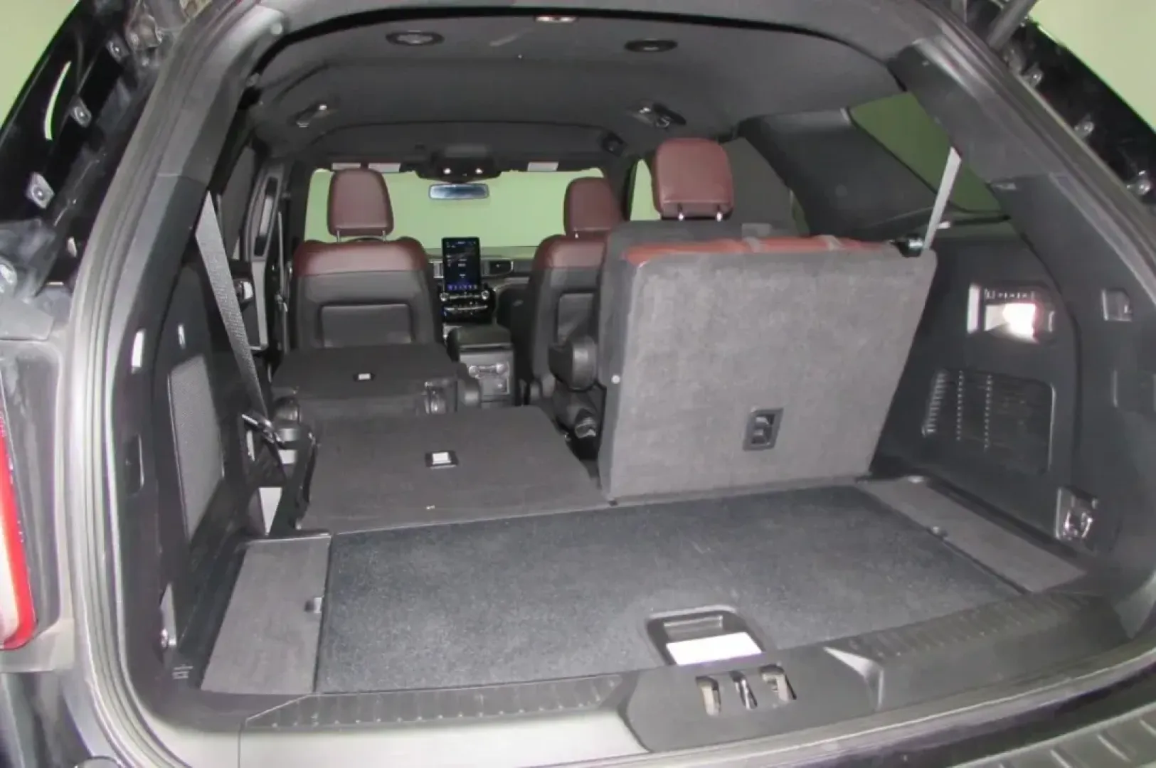 2022 Ford Explorer Platinum (1FM5K8HW5NN) with an Other engine, located at 12836 Highway 21, De Soto, MO, 63020, (636) 337-7777, 38.151867, -90.575615 - **Get Ready for Adventure: 2022 Ford Explorer Platinum at Pettus Ford De Soto**<br /> <br /> Are you ready to elevate your family road trips or weekend adventures? The 2022 Ford Explorer Platinum is the perfect SUV for those who crave space, comfort, and cutting-edge technology. This versatile vehic - Photo#30