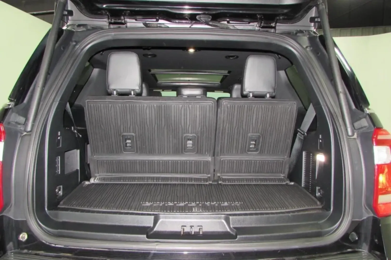 2021 /Ebony Leather Ford Expedition XLT (1FMJU1JT2ME) with an Other engine, Automatic transmission, located at 12836 Highway 21, De Soto, MO, 63020, (636) 337-7777, 38.151867, -90.575615 - **Discover Your Next Adventure with the 2021 Ford Expedition XLT at Pettus Ford De Soto** <br /> <br /> Are you ready to elevate your family's adventures or tackle your daily commute with style and comfort? Look no further than the 2021 Ford Expedition XLT, available now at Pettus Ford De Soto! Wit - Photo#27