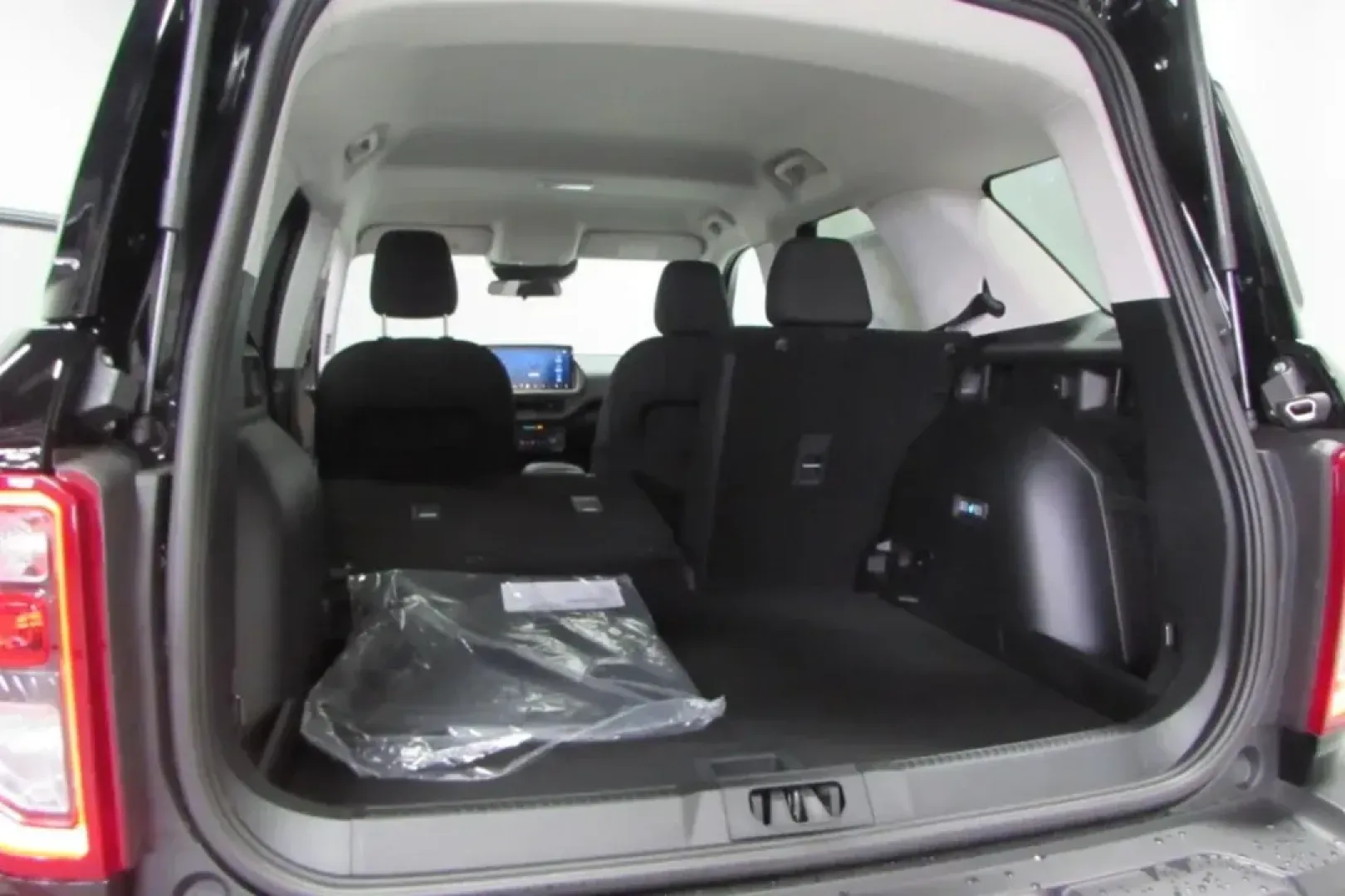 2025 /Ebony Cloth Ford Bronco Sport Big Bend (3FMCR9BN5SR) with an 1.5L EcoBoost engine, Automatic transmission, located at 12836 Highway 21, De Soto, MO, 63020, (636) 337-7777, 38.151867, -90.575615 - Adventure awaits with the 2025 Ford Bronco Sport Big Bend, a versatile SUV designed for those who crave both excitement and practicality in their daily life. Whether you're navigating the bustling streets of De Soto, MO, or tackling weekend road trips to local attractions like the scenic Huzzah Cons - Photo#58