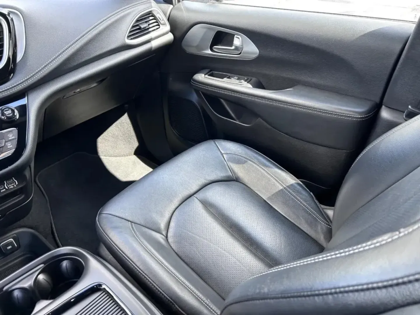 2021 /Black Leather Chrysler Pacifica Touring L (2C4RC1BG0MR) with an 3.6L V6 24V VVT UPG I engine, Automatic transmission, located at 970 Woodlawn Dr., Farmington, MO, 63640, (573) 431-7800, 37.825642, -90.468674 - USED 2021 Chrysler Pacifica Touring L from Pettus CDJR Farmington, Farmington MO. - Photo#20