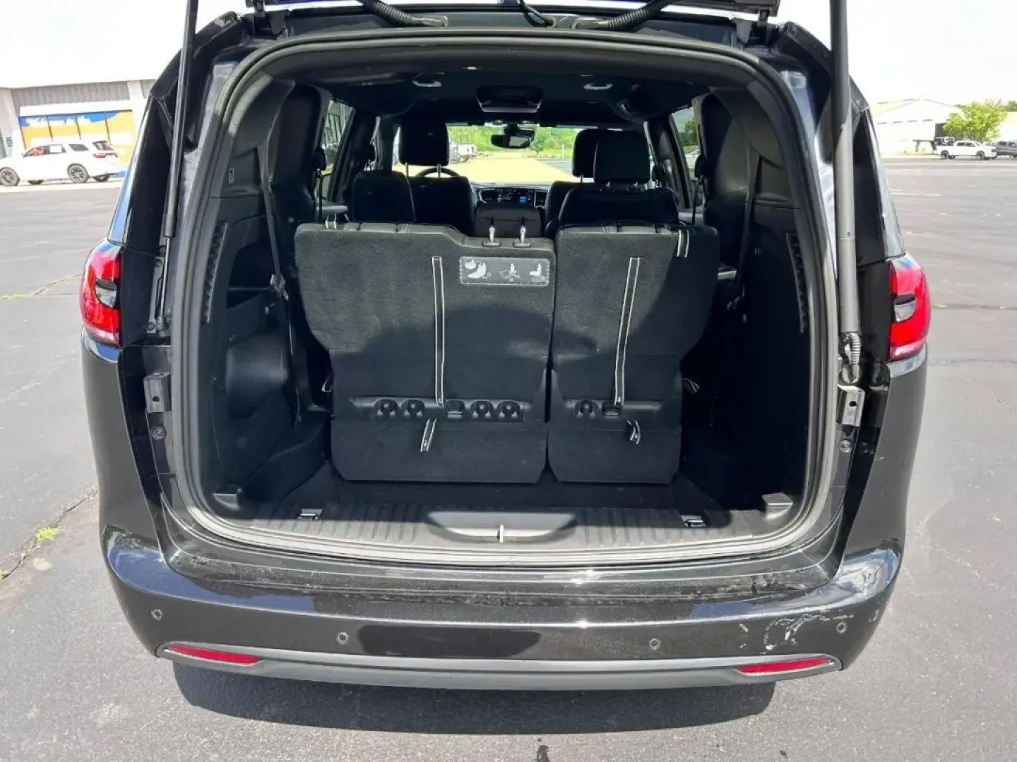 2021 /Black Leather Chrysler Pacifica Touring L (2C4RC1BG0MR) with an 3.6L V6 24V VVT UPG I engine, Automatic transmission, located at 970 Woodlawn Dr., Farmington, MO, 63640, (573) 431-7800, 37.825642, -90.468674 - USED 2021 Chrysler Pacifica Touring L from Pettus CDJR Farmington, Farmington MO. - Photo#4