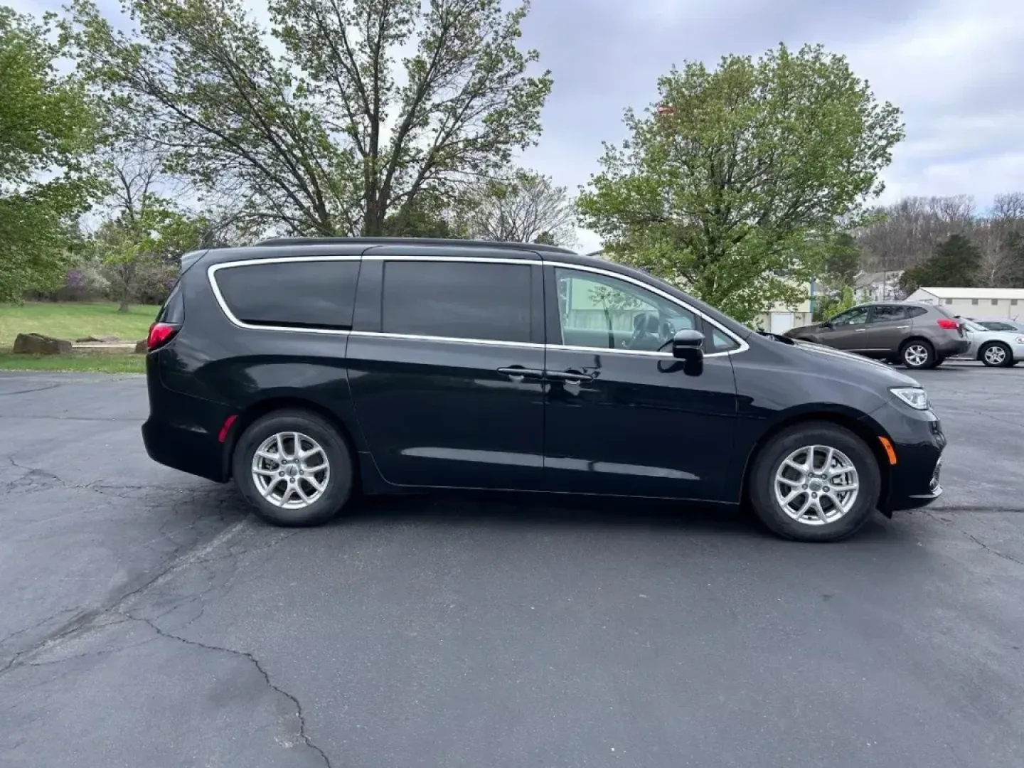 2022 /Black/Alloy/Black Leather Chrysler Pacifica Touring L (2C4RC1BG0NR) with an 3.6L V6 24V VVT UPG I engine, Automatic transmission, located at 970 Woodlawn Dr., Farmington, MO, 63640, (573) 431-7800, 37.825642, -90.468674 - **Discover the 2022 Chrysler Pacifica Touring L Your Family's Ultimate Adventure Companion!**<br /> <br /> Are you ready to elevate your family road trips and daily commutes to a whole new level? Look no further than the stunning **2022 Chrysler Pacifica Touring L**, a minivan designed for families - Photo#0