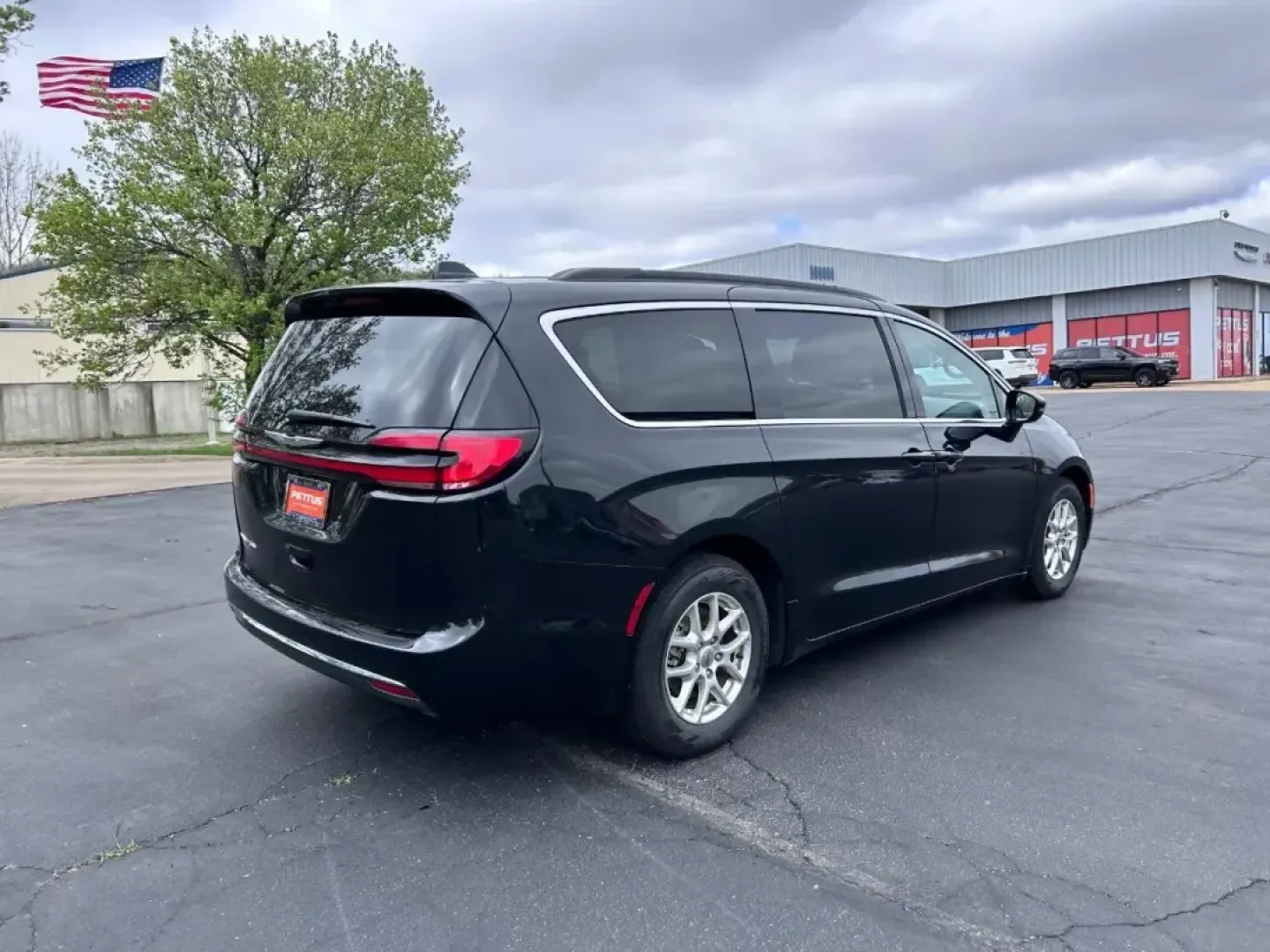 2022 /Black/Alloy/Black Leather Chrysler Pacifica Touring L (2C4RC1BG0NR) with an 3.6L V6 24V VVT UPG I engine, Automatic transmission, located at 970 Woodlawn Dr., Farmington, MO, 63640, (573) 431-7800, 37.825642, -90.468674 - **Discover the 2022 Chrysler Pacifica Touring L Your Family's Ultimate Adventure Companion!**<br /> <br /> Are you ready to elevate your family road trips and daily commutes to a whole new level? Look no further than the stunning **2022 Chrysler Pacifica Touring L**, a minivan designed for families - Photo#1