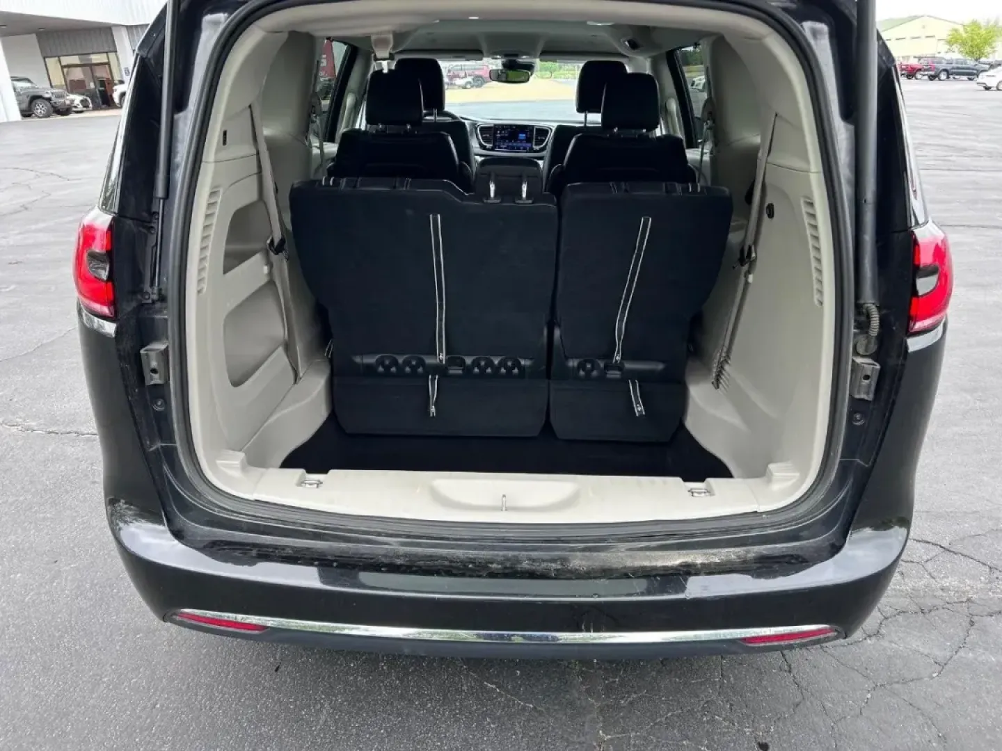 2022 /Black/Alloy/Black Leather Chrysler Pacifica Touring L (2C4RC1BG0NR) with an 3.6L V6 24V VVT UPG I engine, Automatic transmission, located at 970 Woodlawn Dr., Farmington, MO, 63640, (573) 431-7800, 37.825642, -90.468674 - **Discover the 2022 Chrysler Pacifica Touring L Your Family's Ultimate Adventure Companion!**<br /> <br /> Are you ready to elevate your family road trips and daily commutes to a whole new level? Look no further than the stunning **2022 Chrysler Pacifica Touring L**, a minivan designed for families - Photo#3