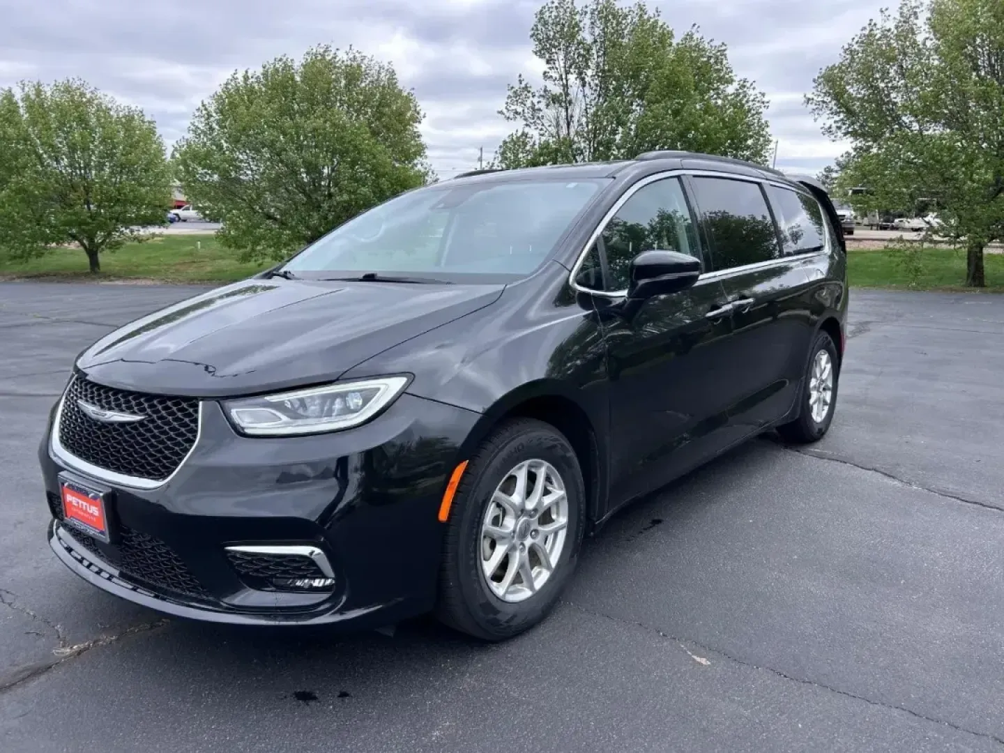 2022 /Black/Alloy/Black Leather Chrysler Pacifica Touring L (2C4RC1BG0NR) with an 3.6L V6 24V VVT UPG I engine, Automatic transmission, located at 970 Woodlawn Dr., Farmington, MO, 63640, (573) 431-7800, 37.825642, -90.468674 - **Discover the 2022 Chrysler Pacifica Touring L Your Family's Ultimate Adventure Companion!**<br /> <br /> Are you ready to elevate your family road trips and daily commutes to a whole new level? Look no further than the stunning **2022 Chrysler Pacifica Touring L**, a minivan designed for families - Photo#6