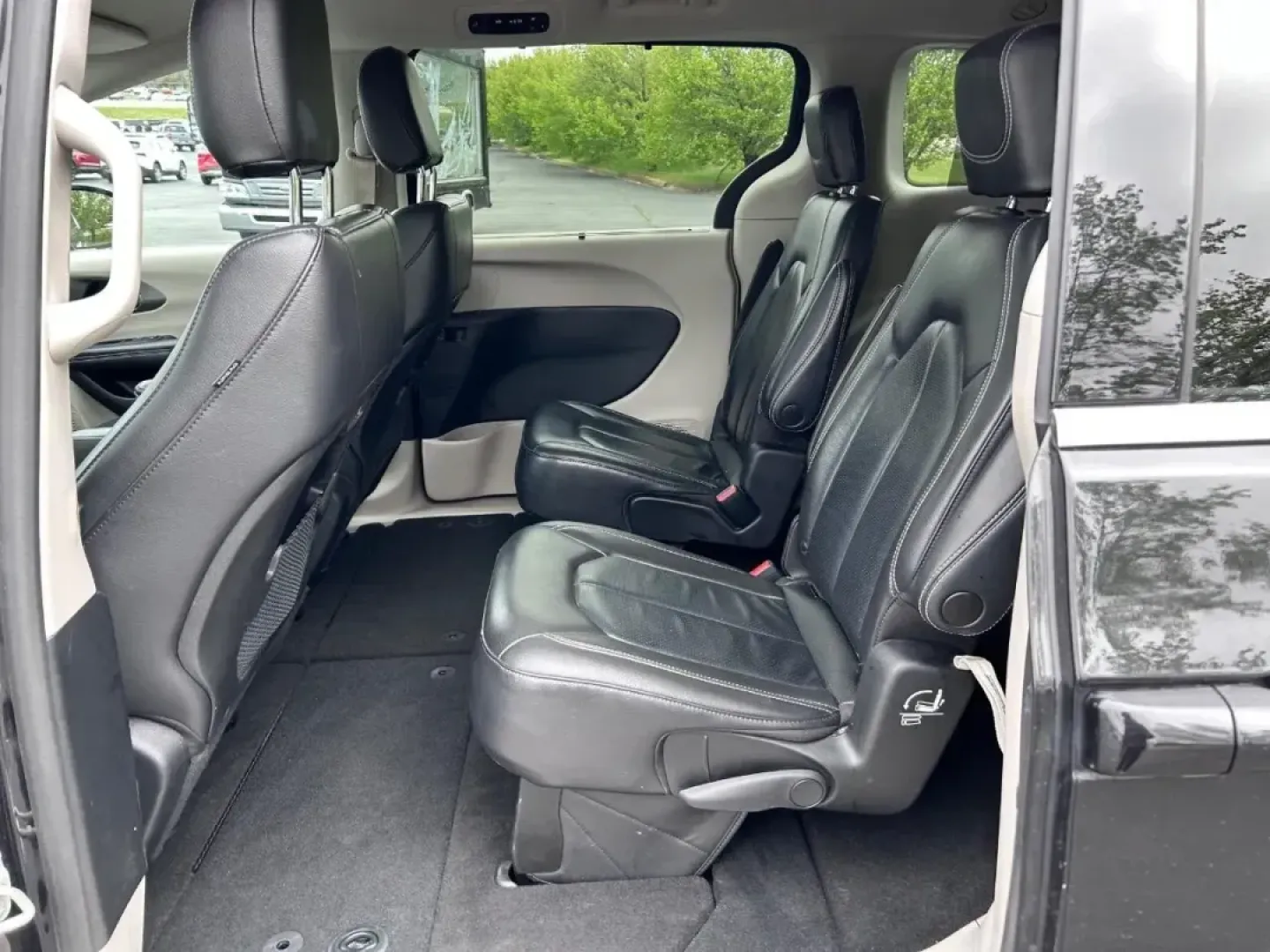 2022 /Black/Alloy/Black Leather Chrysler Pacifica Touring L (2C4RC1BG0NR) with an 3.6L V6 24V VVT UPG I engine, Automatic transmission, located at 970 Woodlawn Dr., Farmington, MO, 63640, (573) 431-7800, 37.825642, -90.468674 - **Discover the 2022 Chrysler Pacifica Touring L Your Family's Ultimate Adventure Companion!**<br /> <br /> Are you ready to elevate your family road trips and daily commutes to a whole new level? Look no further than the stunning **2022 Chrysler Pacifica Touring L**, a minivan designed for families - Photo#9