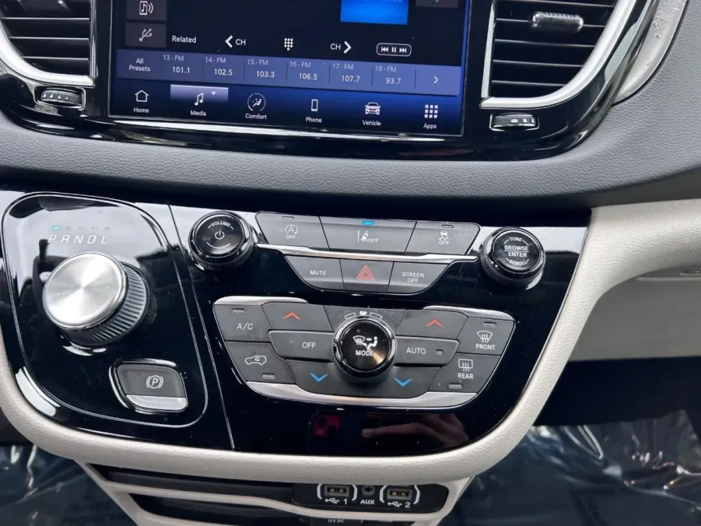 2022 /Black/Alloy/Black Leather Chrysler Pacifica Touring L (2C4RC1BG0NR) with an 3.6L V6 24V VVT UPG I engine, Automatic transmission, located at 970 Woodlawn Dr., Farmington, MO, 63640, (573) 431-7800, 37.825642, -90.468674 - **Discover the 2022 Chrysler Pacifica Touring L Your Family's Ultimate Adventure Companion!**<br /> <br /> Are you ready to elevate your family road trips and daily commutes to a whole new level? Look no further than the stunning **2022 Chrysler Pacifica Touring L**, a minivan designed for families - Photo#16