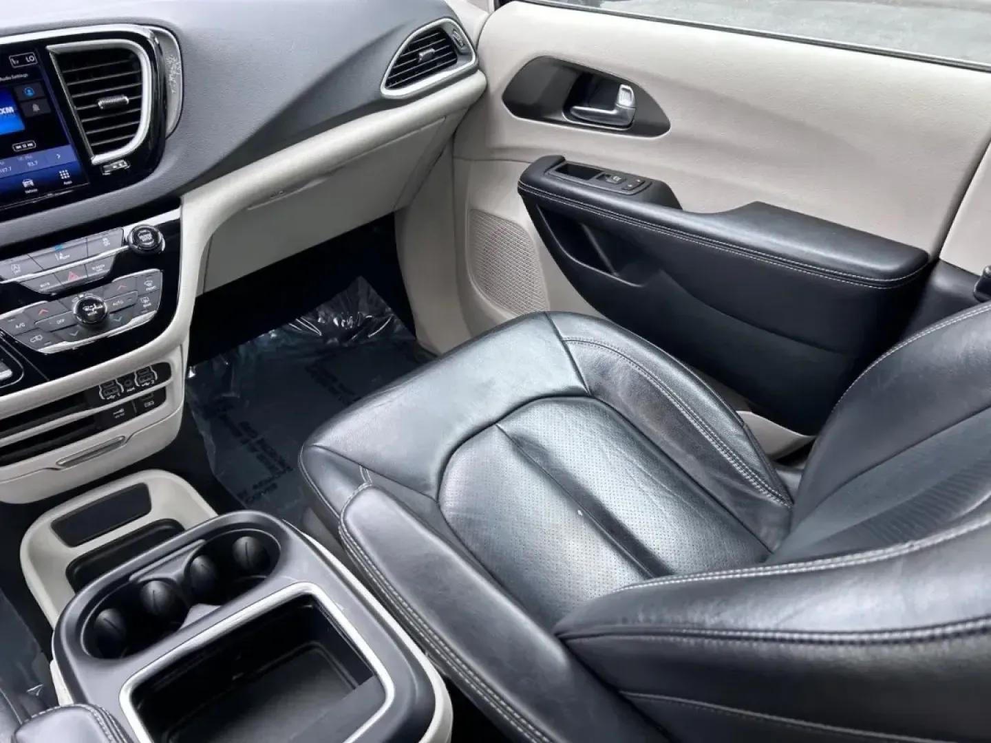 2022 /Black/Alloy/Black Leather Chrysler Pacifica Touring L (2C4RC1BG0NR) with an 3.6L V6 24V VVT UPG I engine, Automatic transmission, located at 970 Woodlawn Dr., Farmington, MO, 63640, (573) 431-7800, 37.825642, -90.468674 - **Discover the 2022 Chrysler Pacifica Touring L Your Family's Ultimate Adventure Companion!**<br /> <br /> Are you ready to elevate your family road trips and daily commutes to a whole new level? Look no further than the stunning **2022 Chrysler Pacifica Touring L**, a minivan designed for families - Photo#18