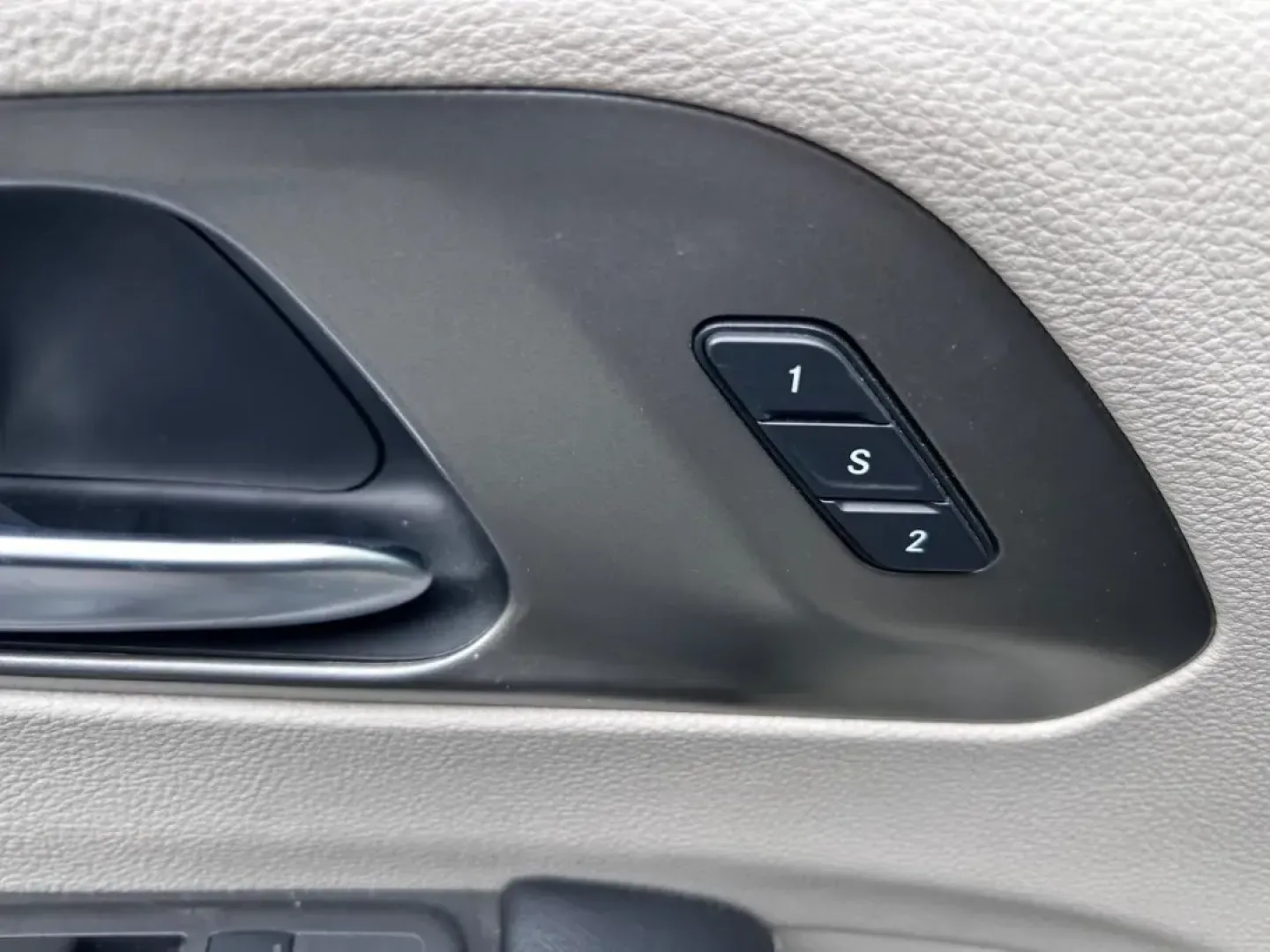 2022 /Black/Alloy/Black Leather Chrysler Pacifica Touring L (2C4RC1BG0NR) with an 3.6L V6 24V VVT UPG I engine, Automatic transmission, located at 970 Woodlawn Dr., Farmington, MO, 63640, (573) 431-7800, 37.825642, -90.468674 - **Discover the 2022 Chrysler Pacifica Touring L Your Family's Ultimate Adventure Companion!**<br /> <br /> Are you ready to elevate your family road trips and daily commutes to a whole new level? Look no further than the stunning **2022 Chrysler Pacifica Touring L**, a minivan designed for families - Photo#20