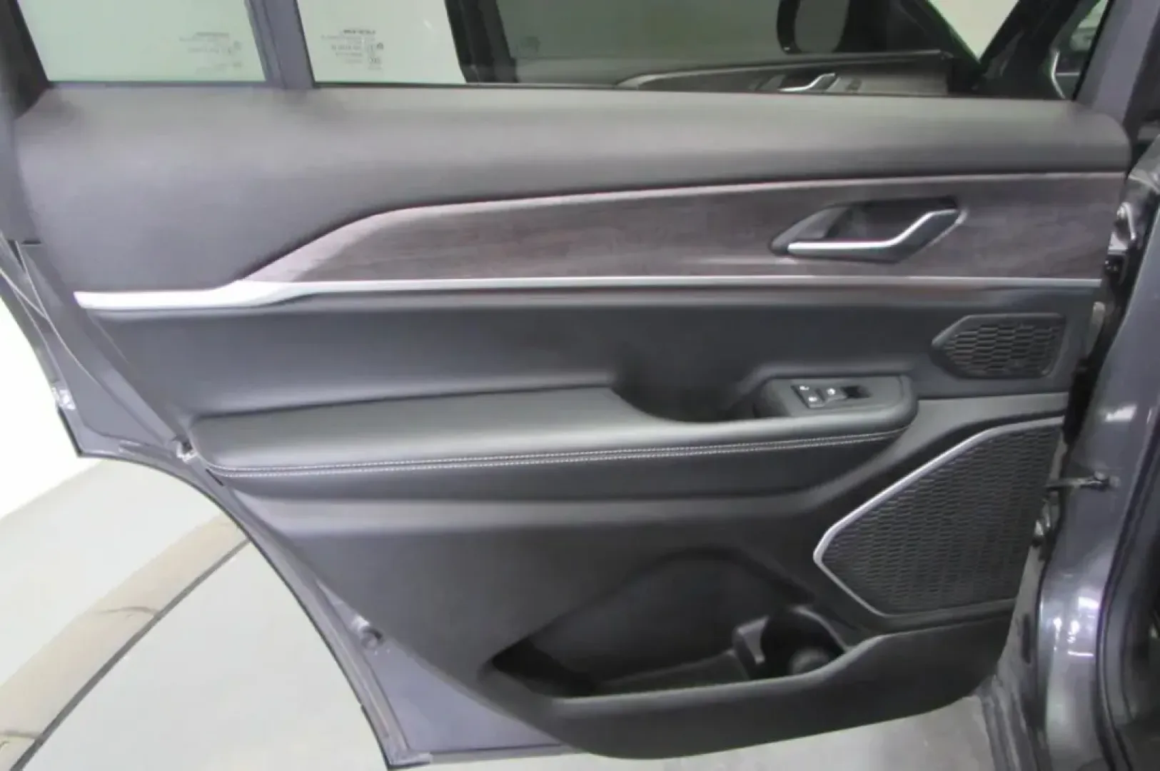 2022 /Global Black Leather Jeep Grand Cherokee Limited (1C4RJKBG1N8) with an Other engine, Automatic transmission, located at 12830 Highway 21, De Soto, MO, 63020, (636) 337-7777, 38.153099, -90.573624 - **Explore Your Next Adventure with the 2022 Jeep Grand Cherokee L Limited at Pettus CDJR DeSoto!**<br /> <br /> Are you ready to elevate your family trips, weekend adventures, or daily commutes? The 2022 Jeep Grand Cherokee L Limited is here to redefine your driving experience with its blend of luxu - Photo#20
