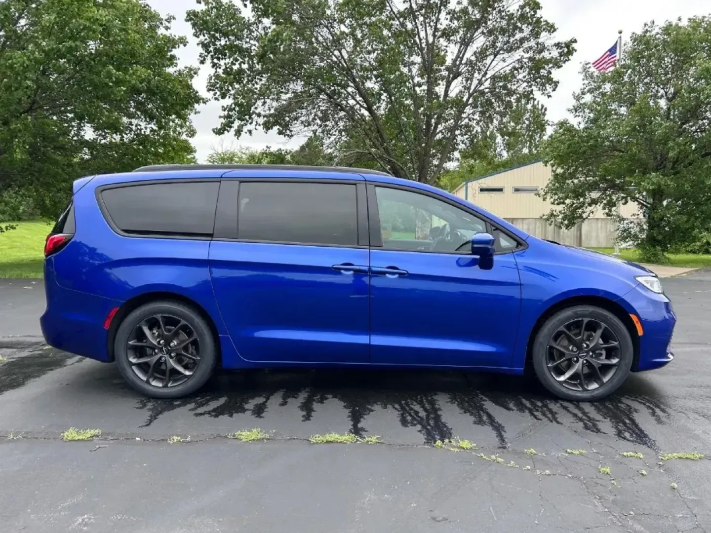 2021 /Black Leather Chrysler Pacifica Touring L (2C4RC1BG8MR) with an 3.6L V6 24V VVT UPG I engine, Automatic transmission, located at 970 Woodlawn Dr., Farmington, MO, 63640, (573) 431-7800, 37.825642, -90.468674 - USED 2021 Chrysler Pacifica Touring L from Pettus CDJR Farmington, Farmington MO. - Photo#0