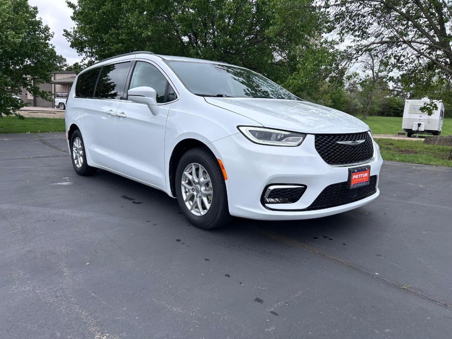 2022 /Black/Alloy/Black Leather Chrysler Pacifica Touring L (2C4RC1BG8NR) with an 3.6L V6 24V VVT UPG I engine, Automatic transmission, located at 970 Woodlawn Dr., Farmington, MO, 63640, (573) 431-7800, 37.825642, -90.468674 - USED 2022 Chrysler Pacifica Touring L from Pettus CDJR Farmington, Farmington MO. - Photo#0