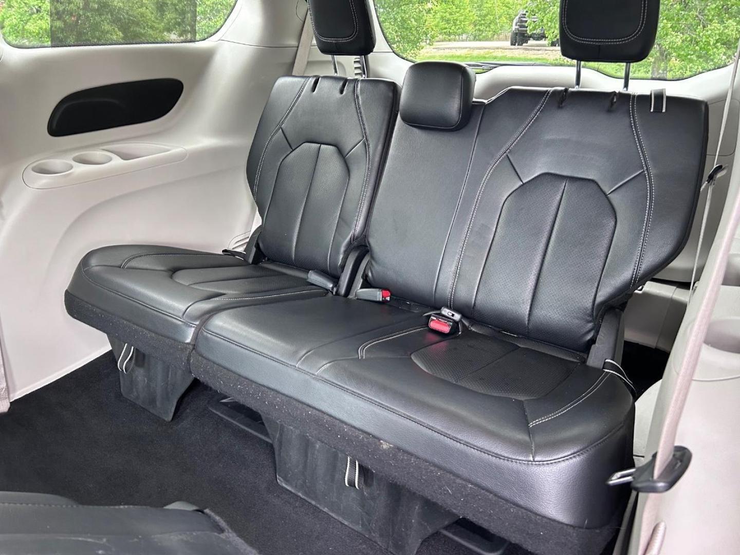 2022 /Black/Alloy/Black Leather Chrysler Pacifica Touring L (2C4RC1BG8NR) with an 3.6L V6 24V VVT UPG I engine, Automatic transmission, located at 970 Woodlawn Dr., Farmington, MO, 63640, (573) 431-7800, 37.825642, -90.468674 - USED 2022 Chrysler Pacifica Touring L from Pettus CDJR Farmington, Farmington MO. - Photo#9