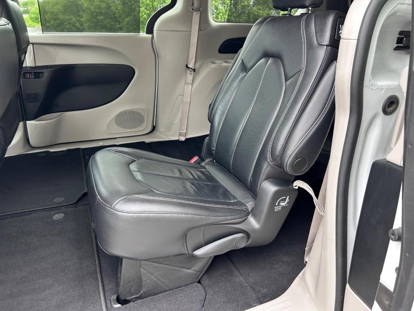 2022 /Black/Alloy/Black Leather Chrysler Pacifica Touring L (2C4RC1BG8NR) with an 3.6L V6 24V VVT UPG I engine, Automatic transmission, located at 970 Woodlawn Dr., Farmington, MO, 63640, (573) 431-7800, 37.825642, -90.468674 - USED 2022 Chrysler Pacifica Touring L from Pettus CDJR Farmington, Farmington MO. - Photo#10