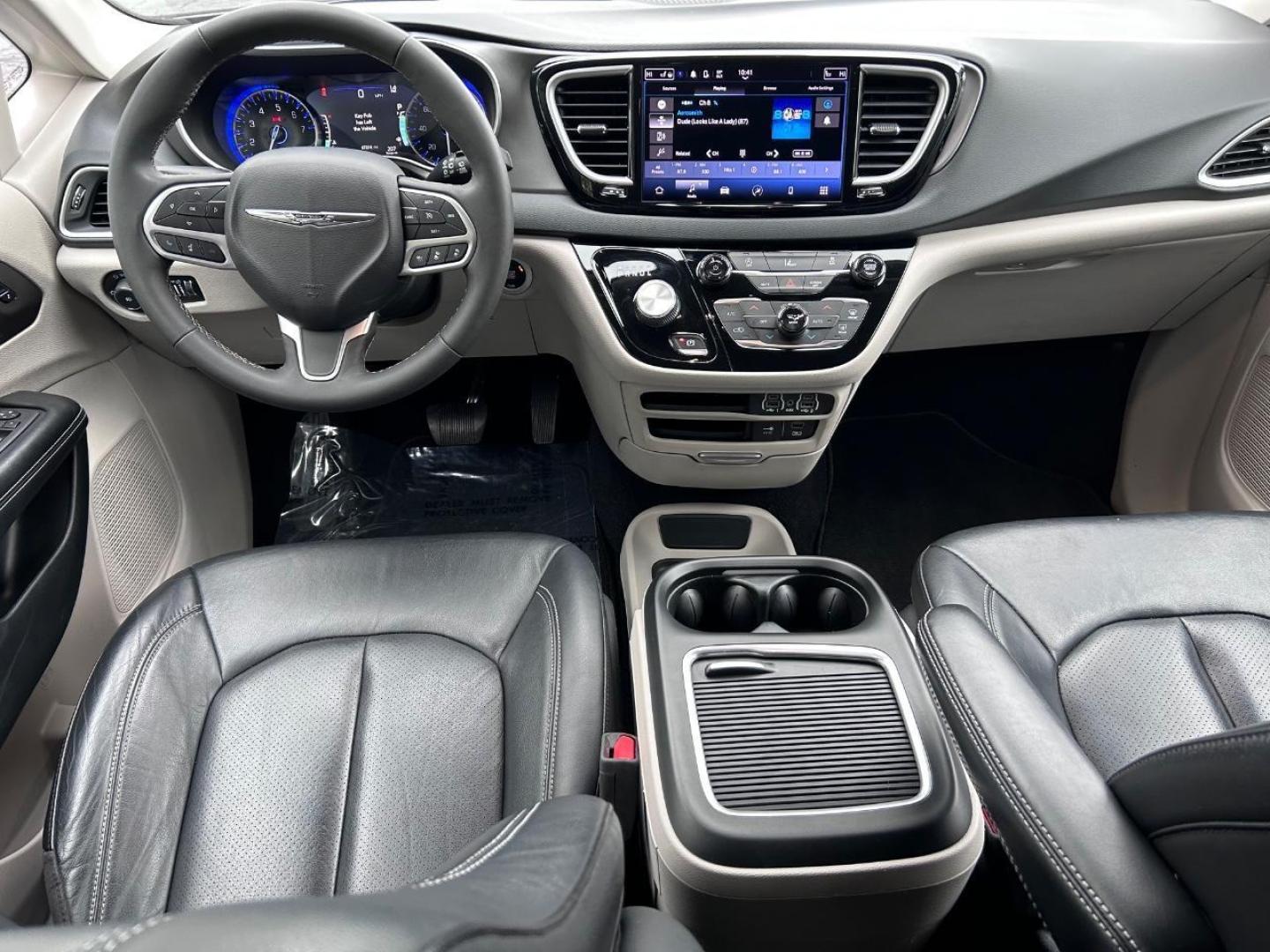 2022 /Black/Alloy/Black Leather Chrysler Pacifica Touring L (2C4RC1BG8NR) with an 3.6L V6 24V VVT UPG I engine, Automatic transmission, located at 970 Woodlawn Dr., Farmington, MO, 63640, (573) 431-7800, 37.825642, -90.468674 - USED 2022 Chrysler Pacifica Touring L from Pettus CDJR Farmington, Farmington MO. - Photo#12