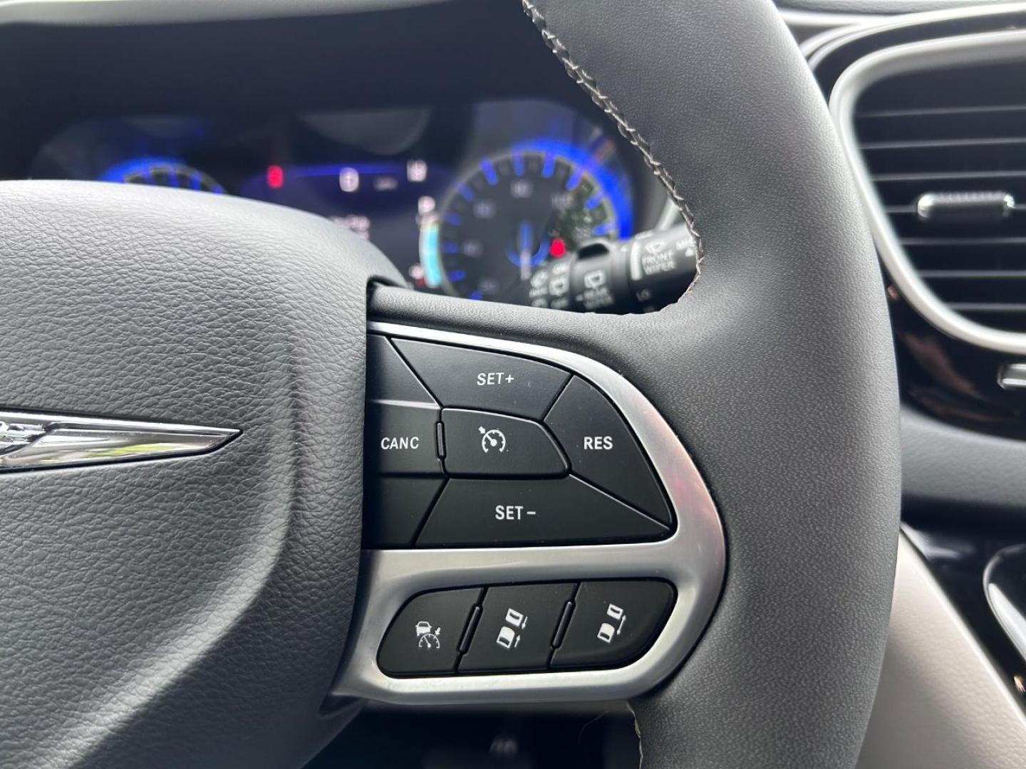 2022 /Black/Alloy/Black Leather Chrysler Pacifica Touring L (2C4RC1BG8NR) with an 3.6L V6 24V VVT UPG I engine, Automatic transmission, located at 970 Woodlawn Dr., Farmington, MO, 63640, (573) 431-7800, 37.825642, -90.468674 - USED 2022 Chrysler Pacifica Touring L from Pettus CDJR Farmington, Farmington MO. - Photo#15