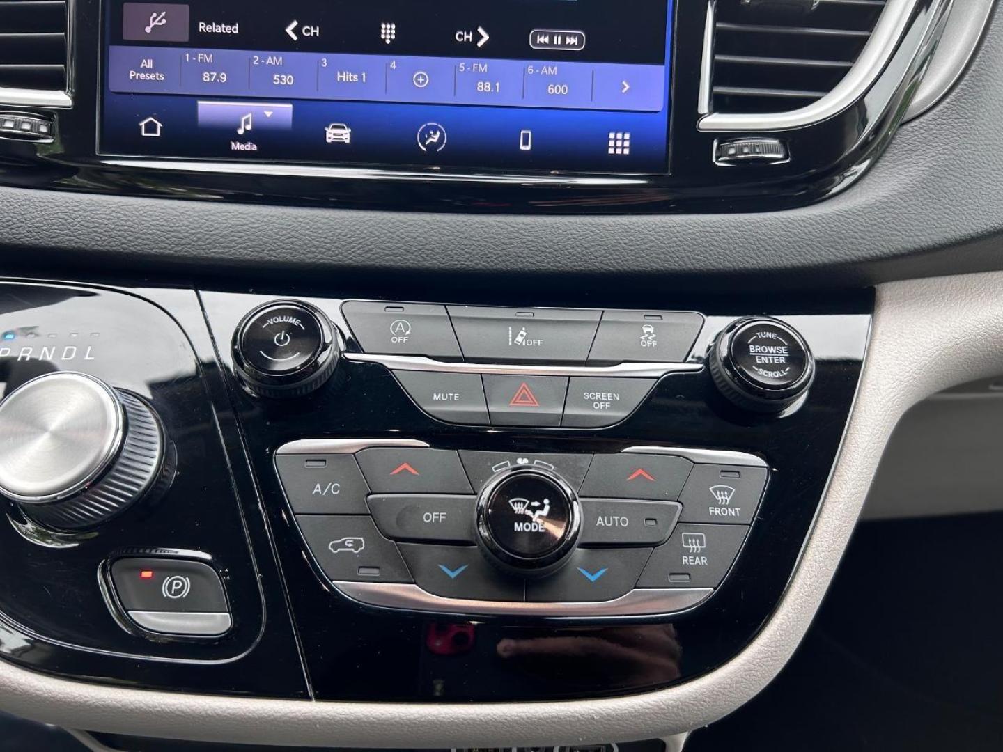 2022 /Black/Alloy/Black Leather Chrysler Pacifica Touring L (2C4RC1BG8NR) with an 3.6L V6 24V VVT UPG I engine, Automatic transmission, located at 970 Woodlawn Dr., Farmington, MO, 63640, (573) 431-7800, 37.825642, -90.468674 - USED 2022 Chrysler Pacifica Touring L from Pettus CDJR Farmington, Farmington MO. - Photo#17