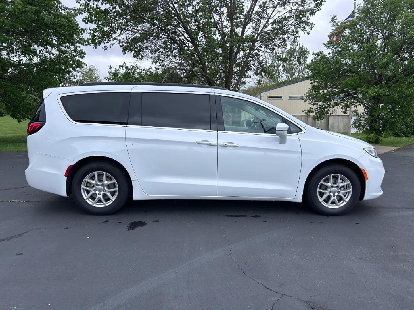 2022 /Black/Alloy/Black Leather Chrysler Pacifica Touring L (2C4RC1BG8NR) with an 3.6L V6 24V VVT UPG I engine, Automatic transmission, located at 970 Woodlawn Dr., Farmington, MO, 63640, (573) 431-7800, 37.825642, -90.468674 - USED 2022 Chrysler Pacifica Touring L from Pettus CDJR Farmington, Farmington MO. - Photo#1